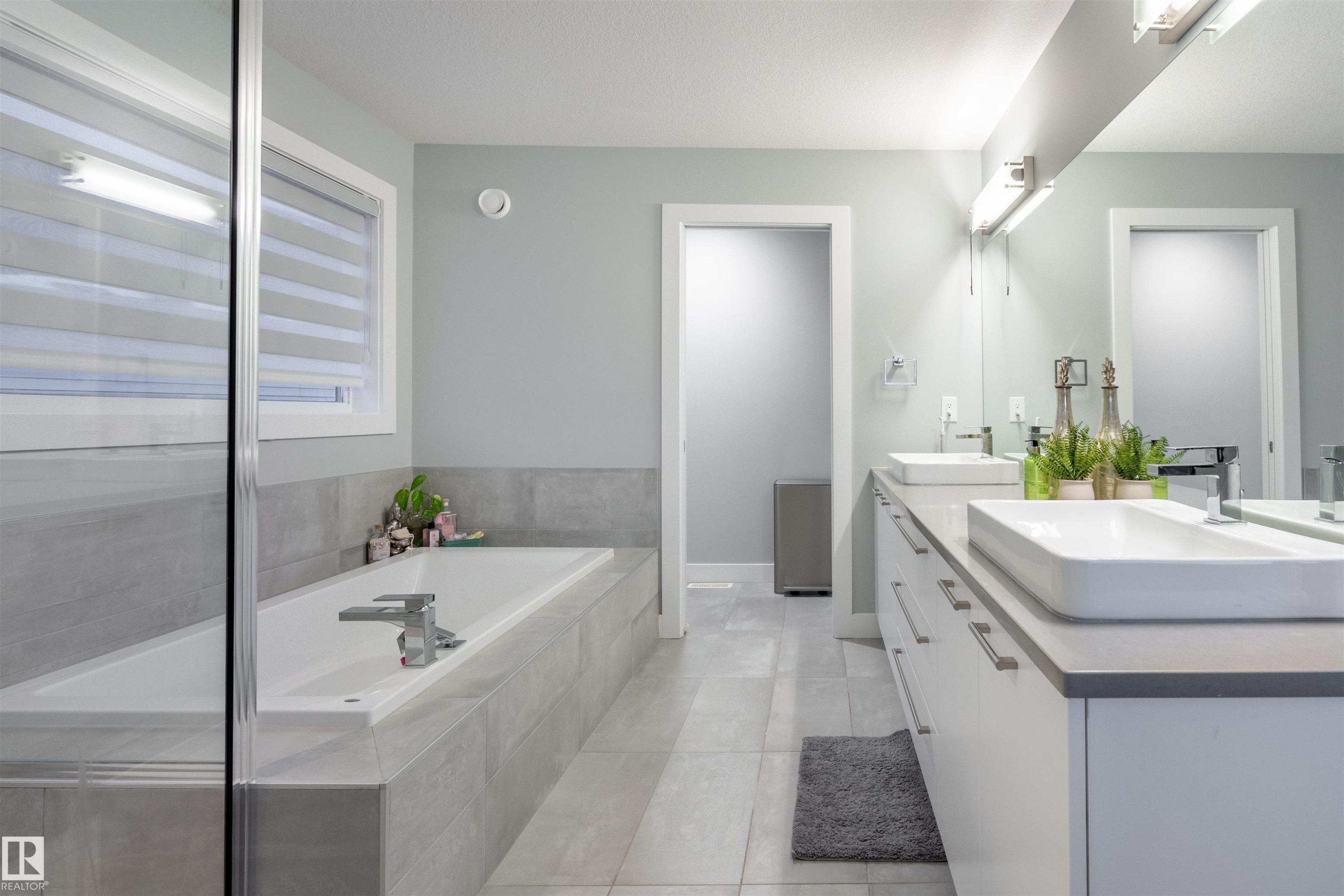 2118 Cavanagh Drive, Edmonton, AB - Indoor Photo Showing Bathroom