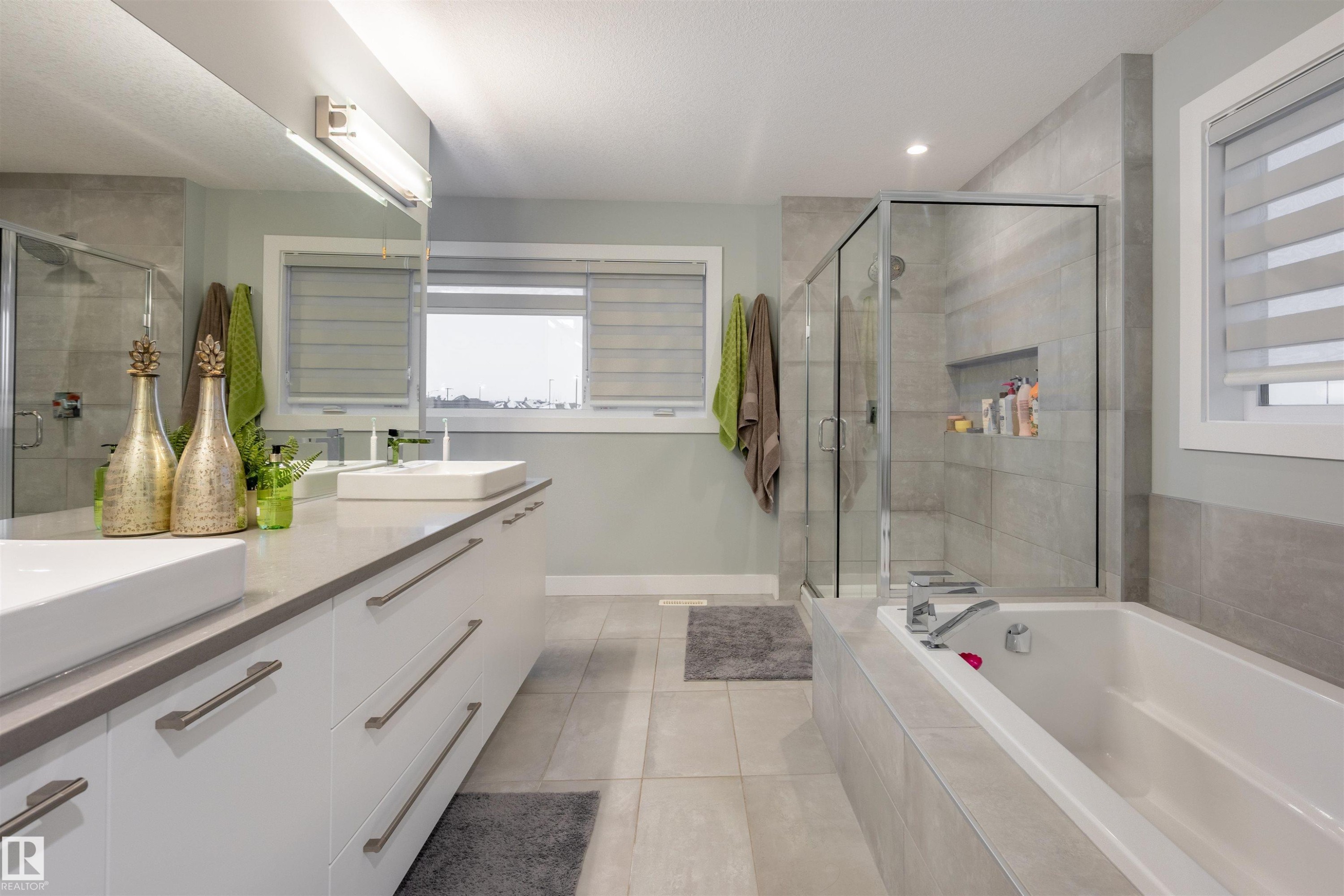 2118 Cavanagh Drive, Edmonton, AB - Indoor Photo Showing Bathroom
