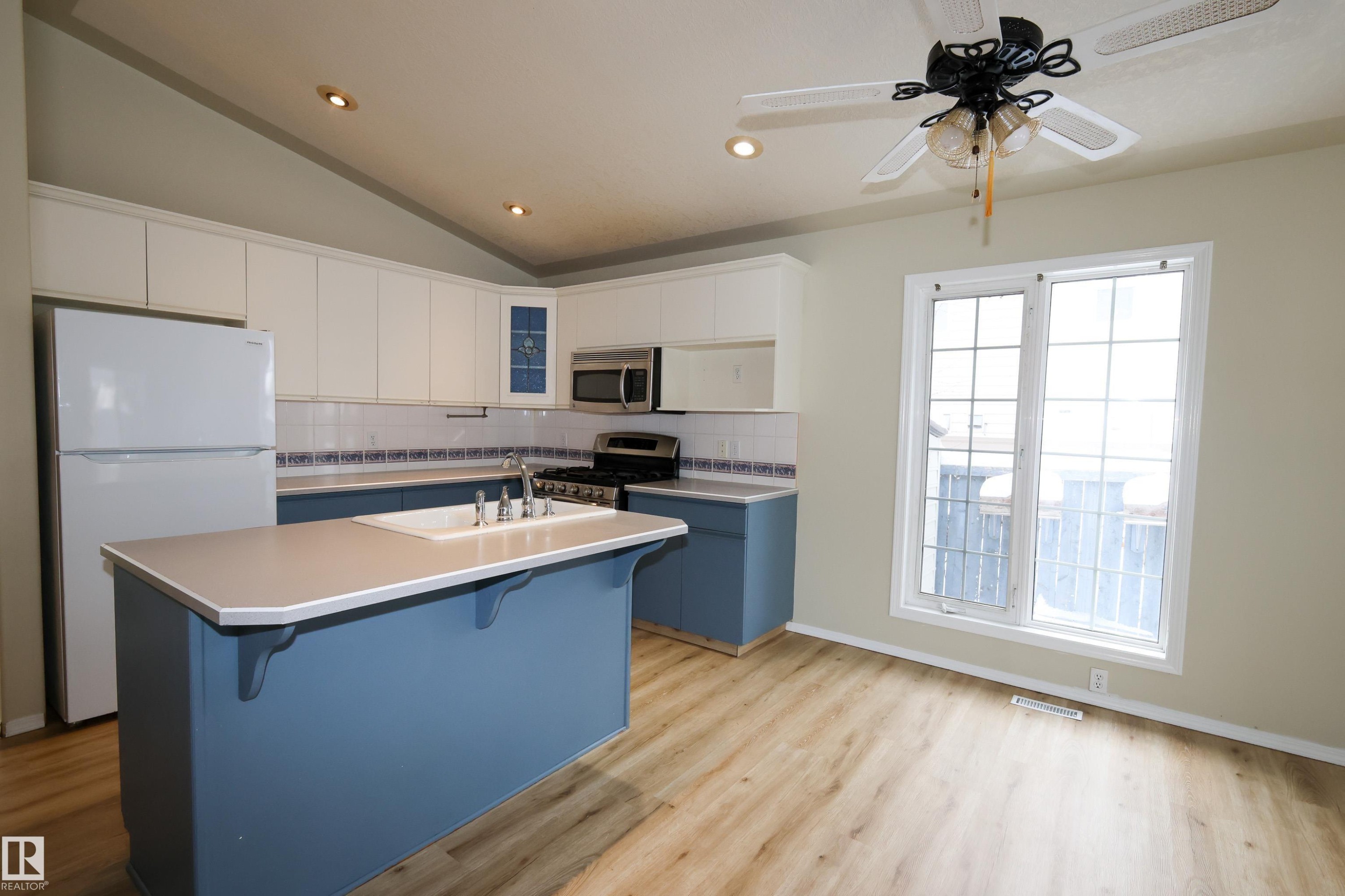 Morinville, AB - Indoor Photo Showing Kitchen With Double Sink