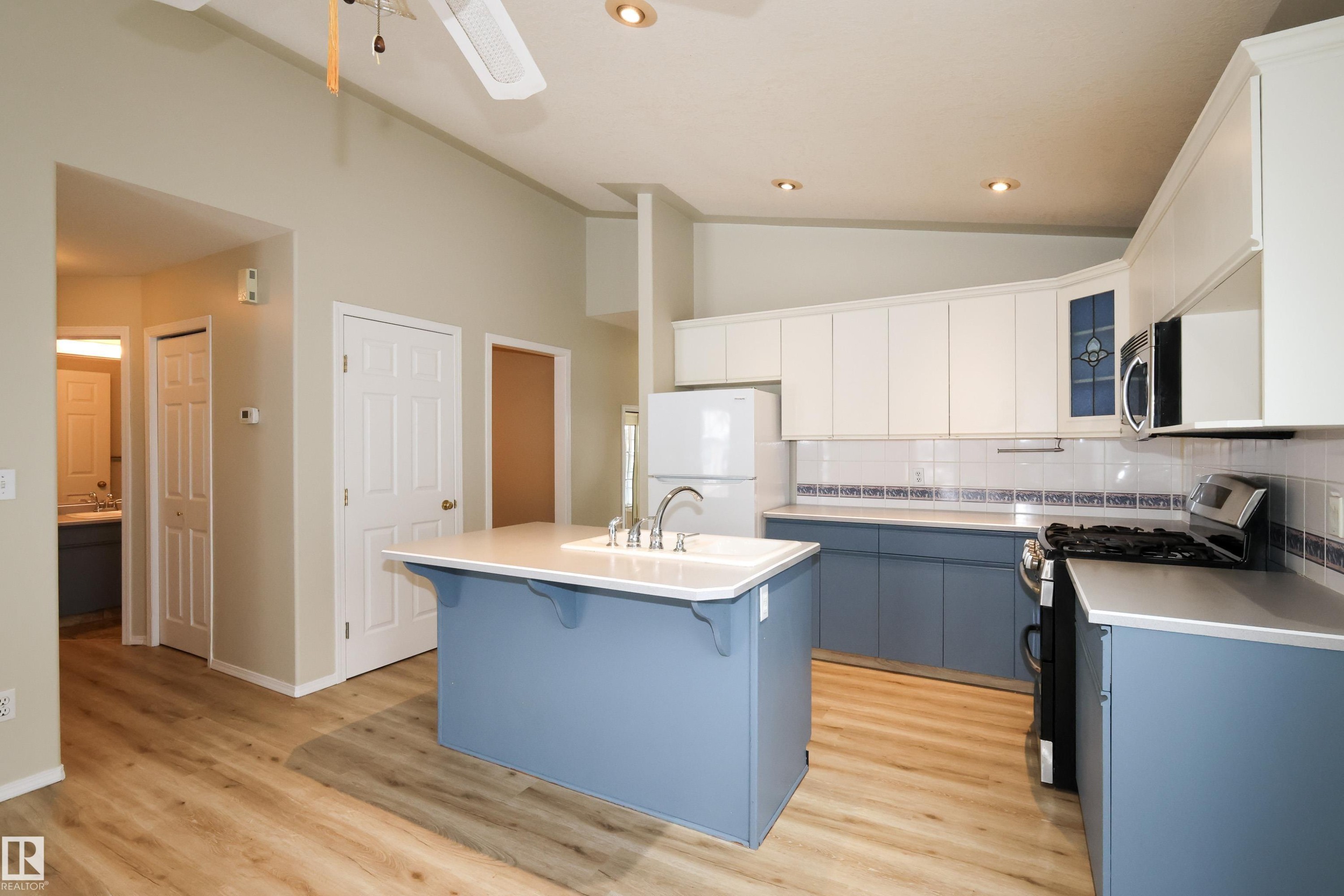 Morinville, AB - Indoor Photo Showing Kitchen