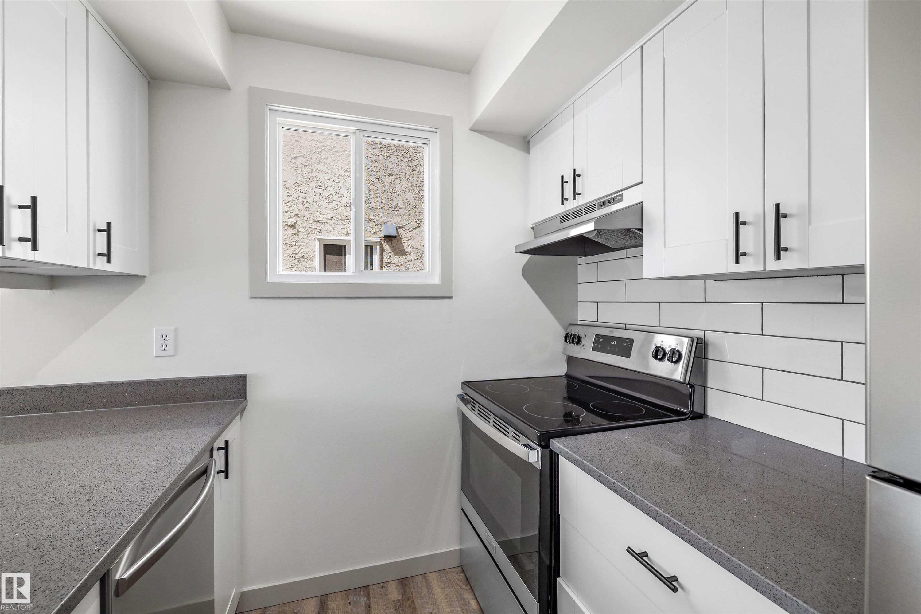 189 Lancaster Terrace, Edmonton, AB - Indoor Photo Showing Kitchen