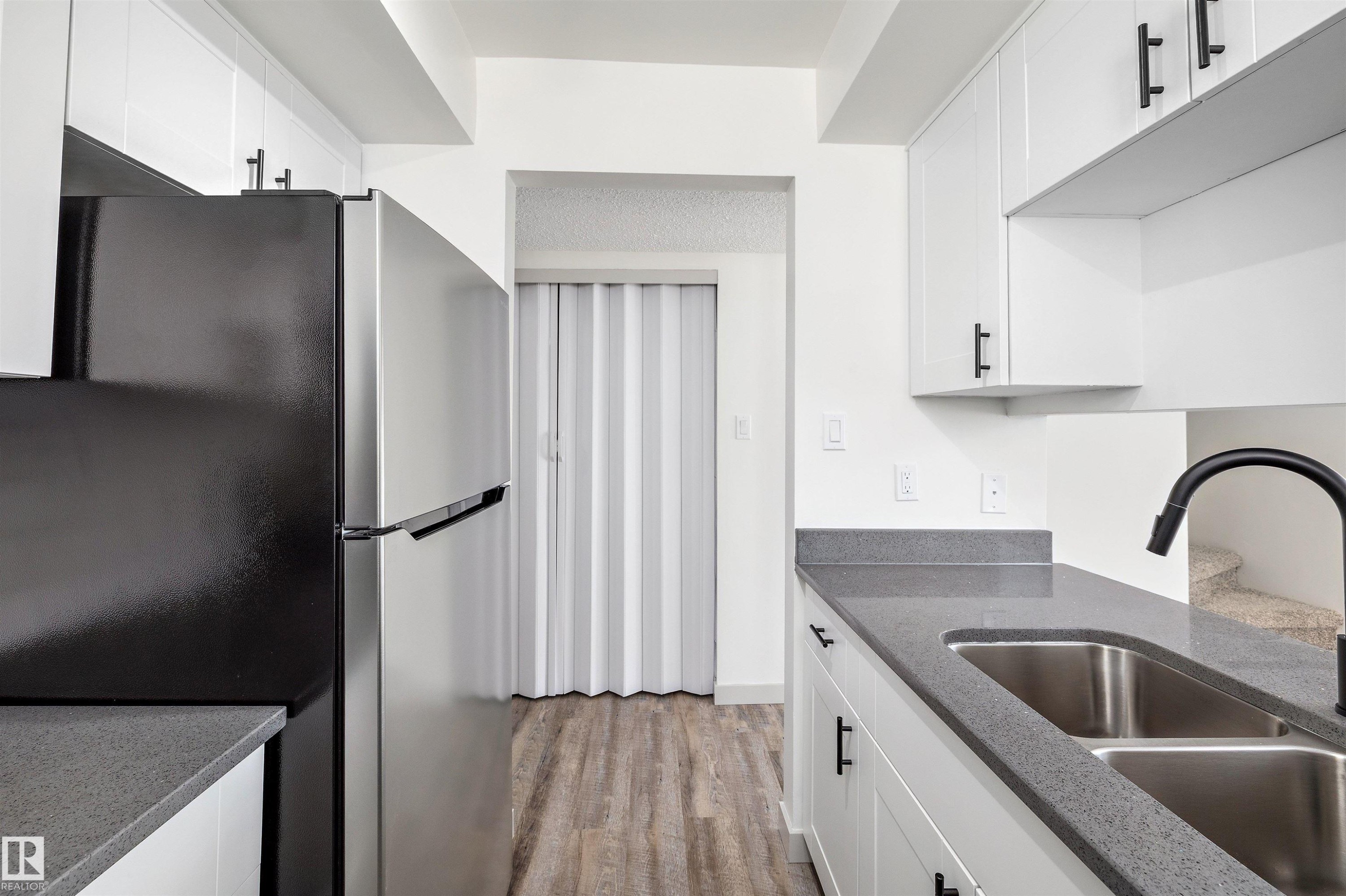 189 Lancaster Terrace, Edmonton, AB - Indoor Photo Showing Kitchen With Double Sink