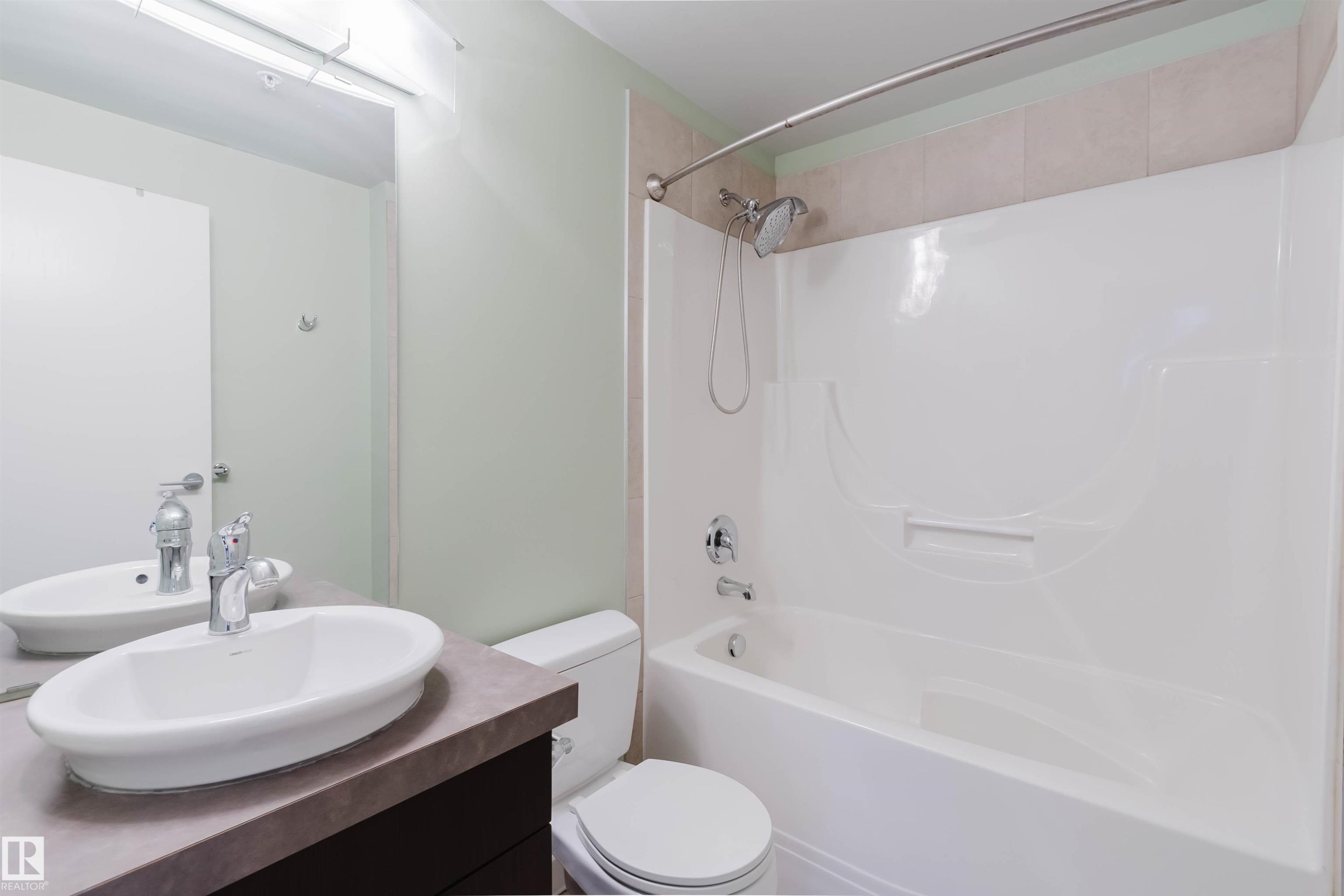 Edmonton, AB - Indoor Photo Showing Bathroom