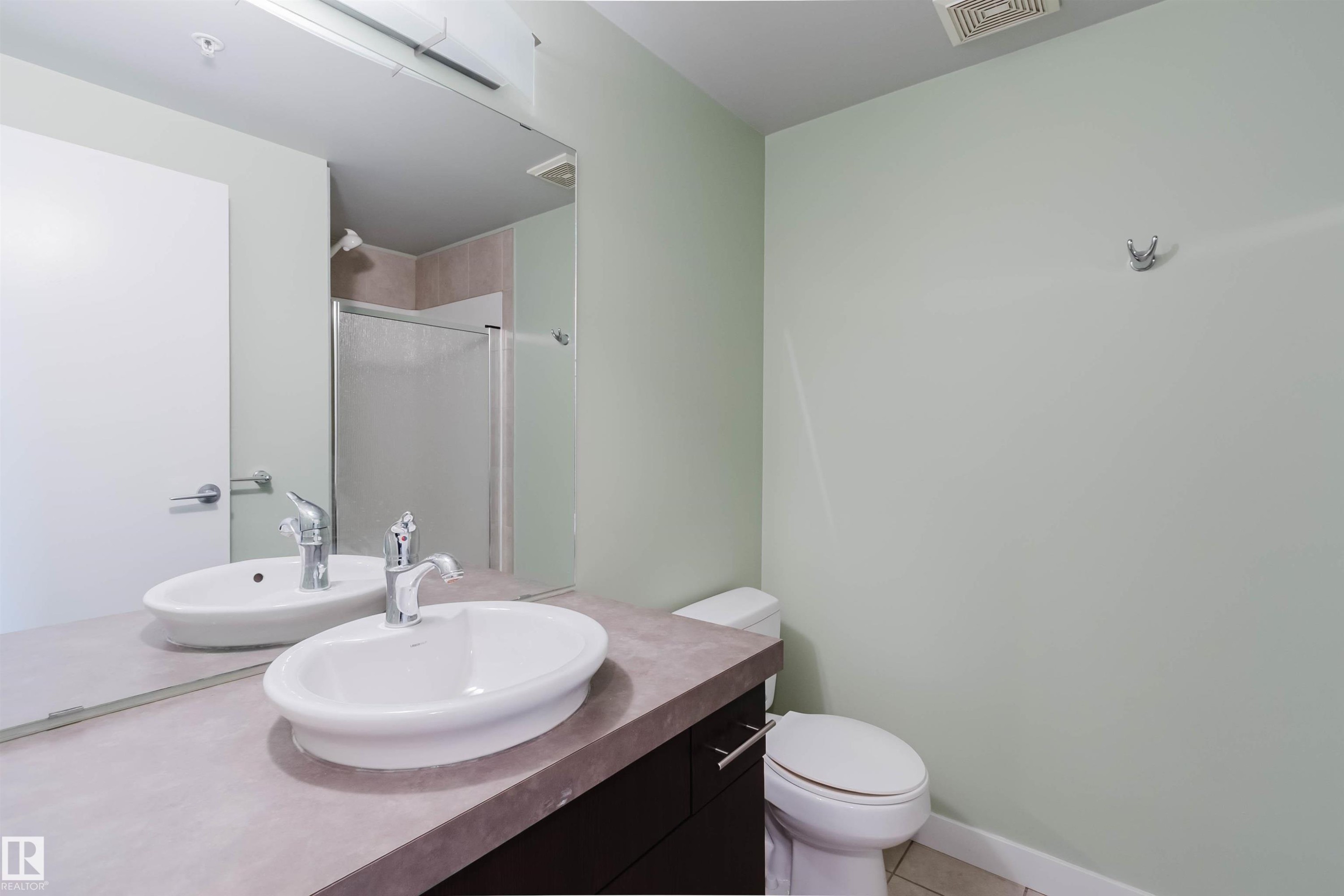 Edmonton, AB - Indoor Photo Showing Bathroom