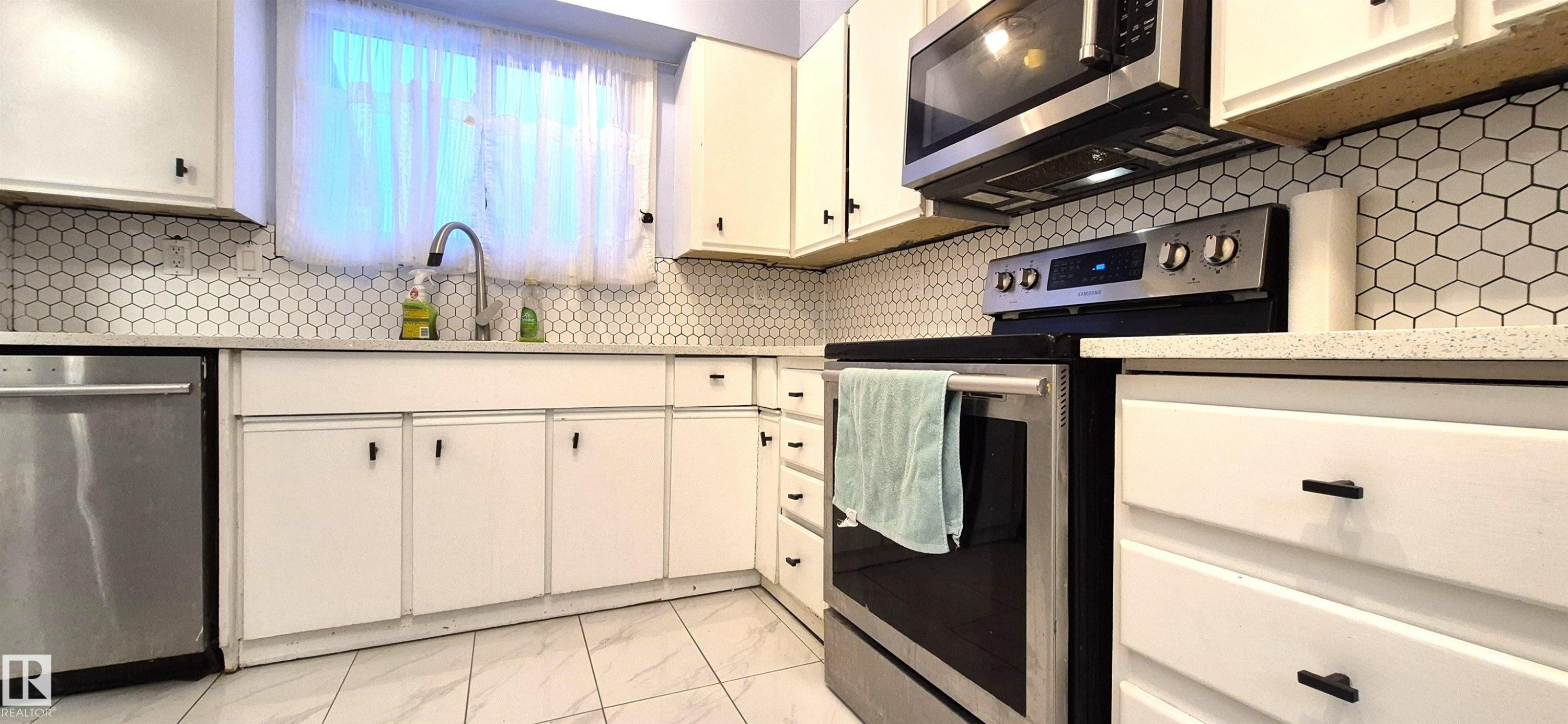 3619 30 Avenue, Edmonton, AB - Indoor Photo Showing Kitchen