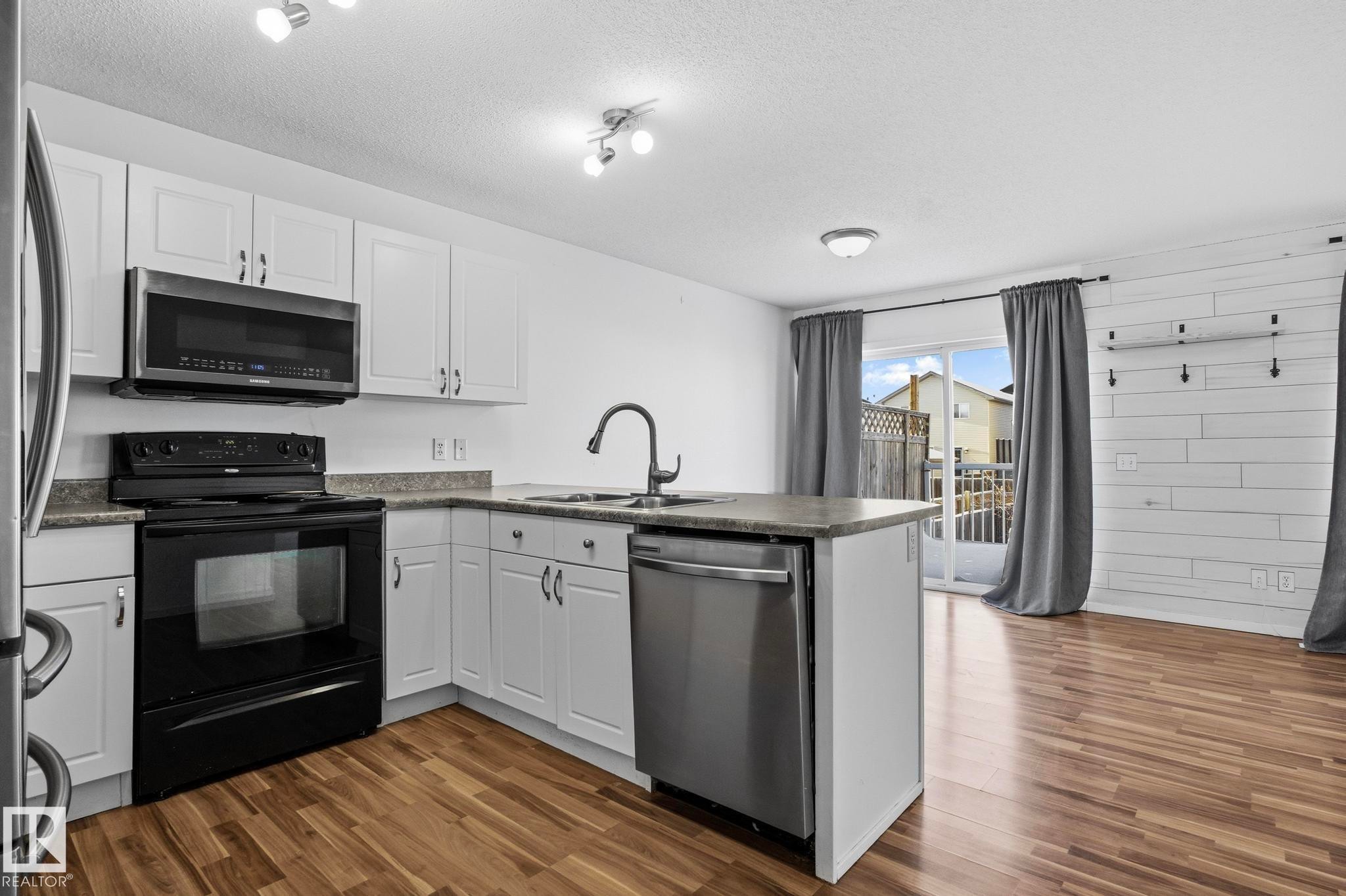 225 Brookview Way, Stony Plain, AB - Indoor Photo Showing Kitchen