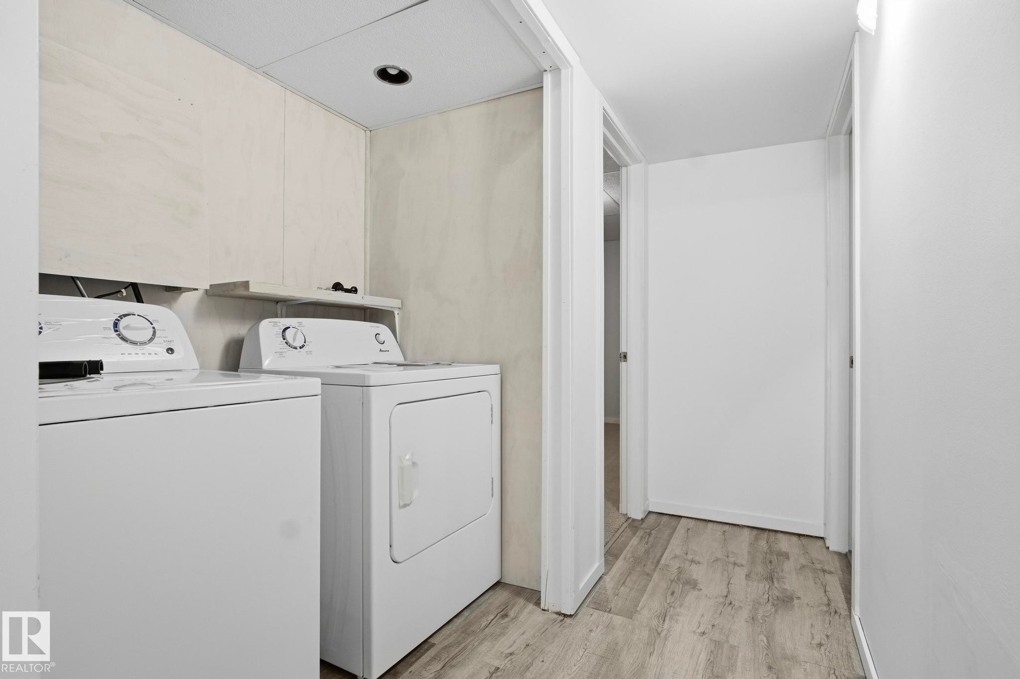 225 Brookview Way, Stony Plain, AB - Indoor Photo Showing Laundry Room