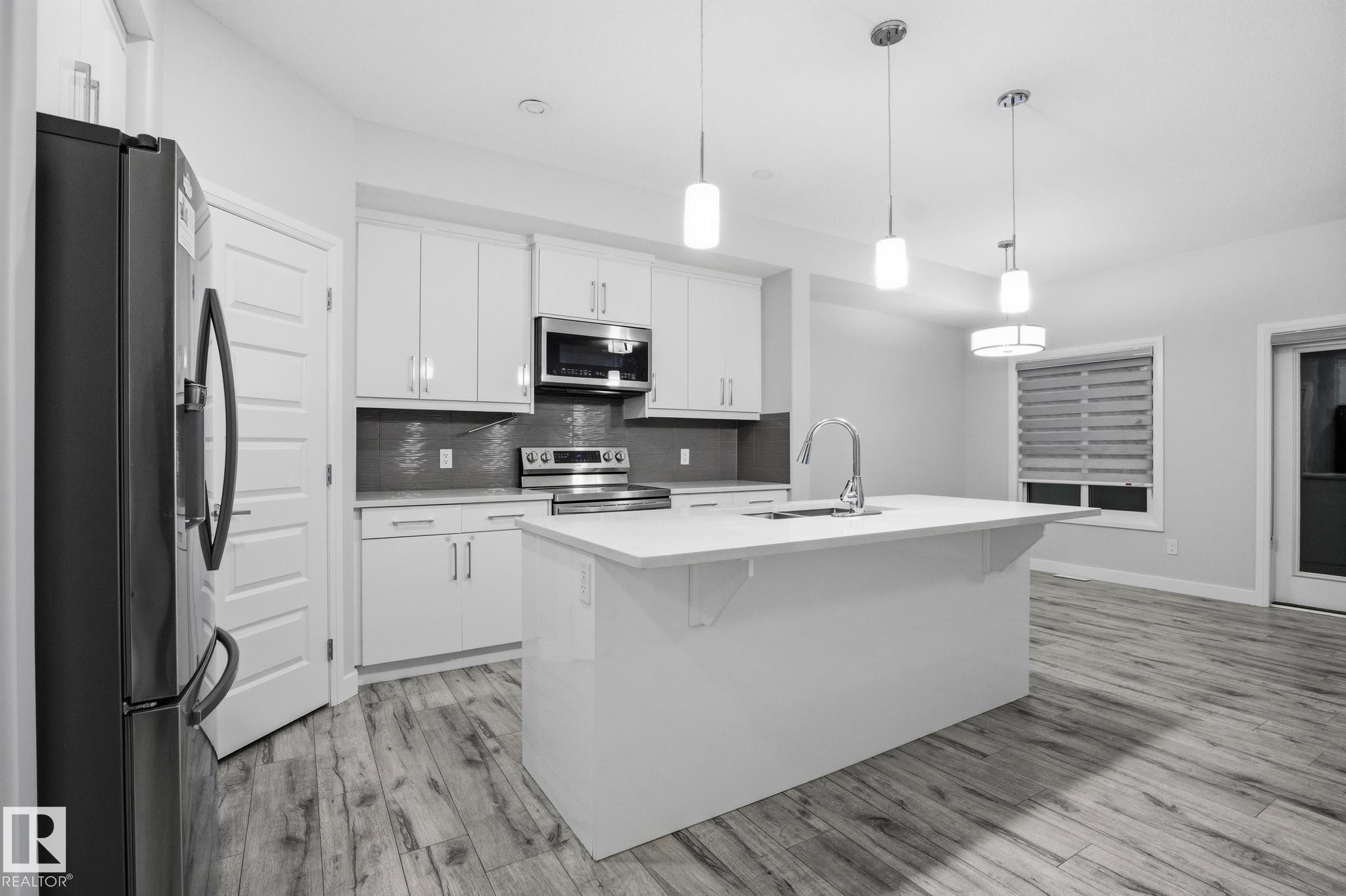 7438 Chivers Crescent, Edmonton, AB - Indoor Photo Showing Kitchen With Upgraded Kitchen