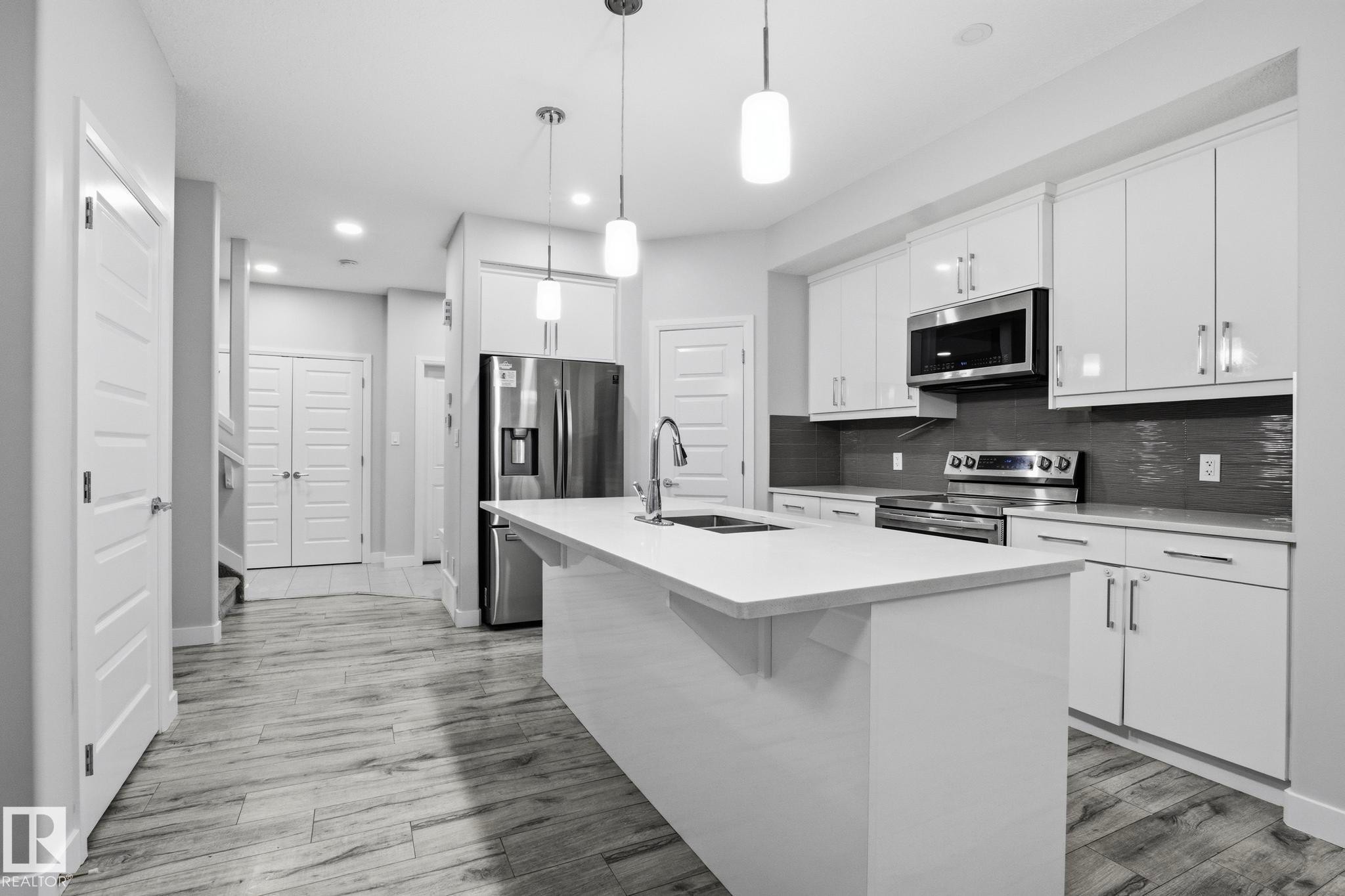 7438 Chivers Crescent, Edmonton, AB - Indoor Photo Showing Kitchen With Double Sink With Upgraded Kitchen