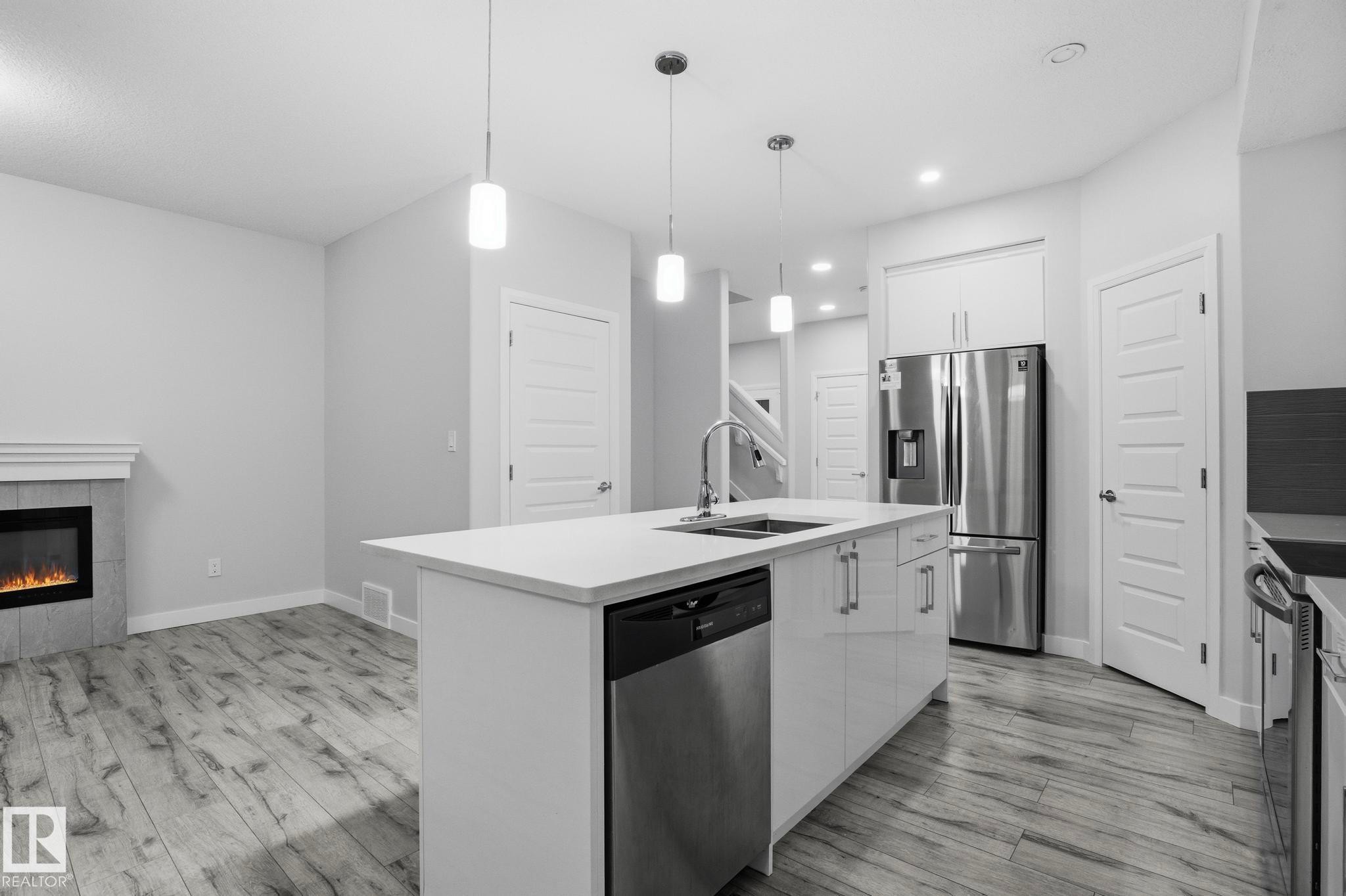 7438 Chivers Crescent, Edmonton, AB - Indoor Photo Showing Kitchen With Stainless Steel Kitchen With Double Sink With Upgraded Kitchen