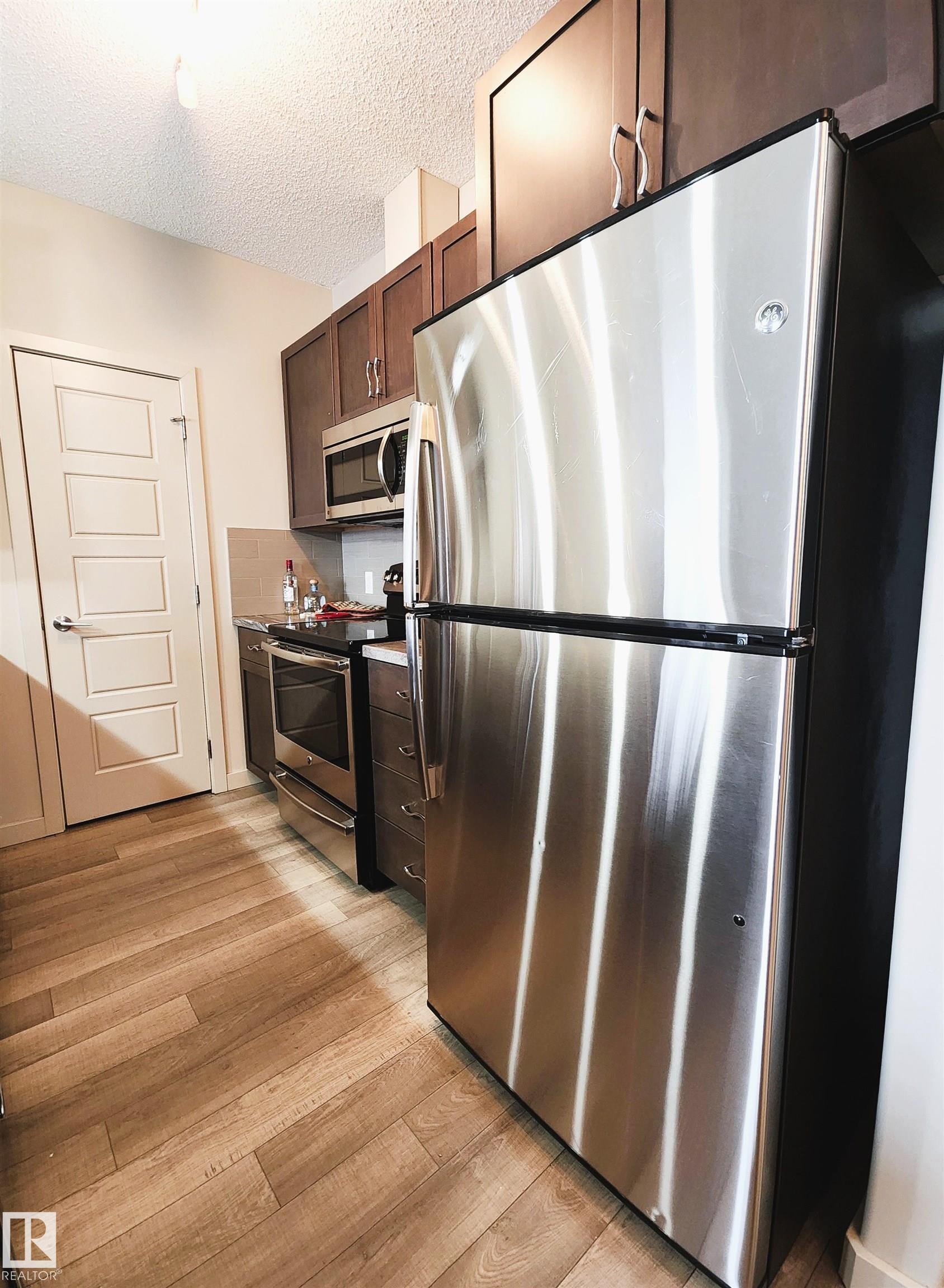 403 1004 Rosenthal Boulevard, Edmonton, AB - Indoor Photo Showing Kitchen