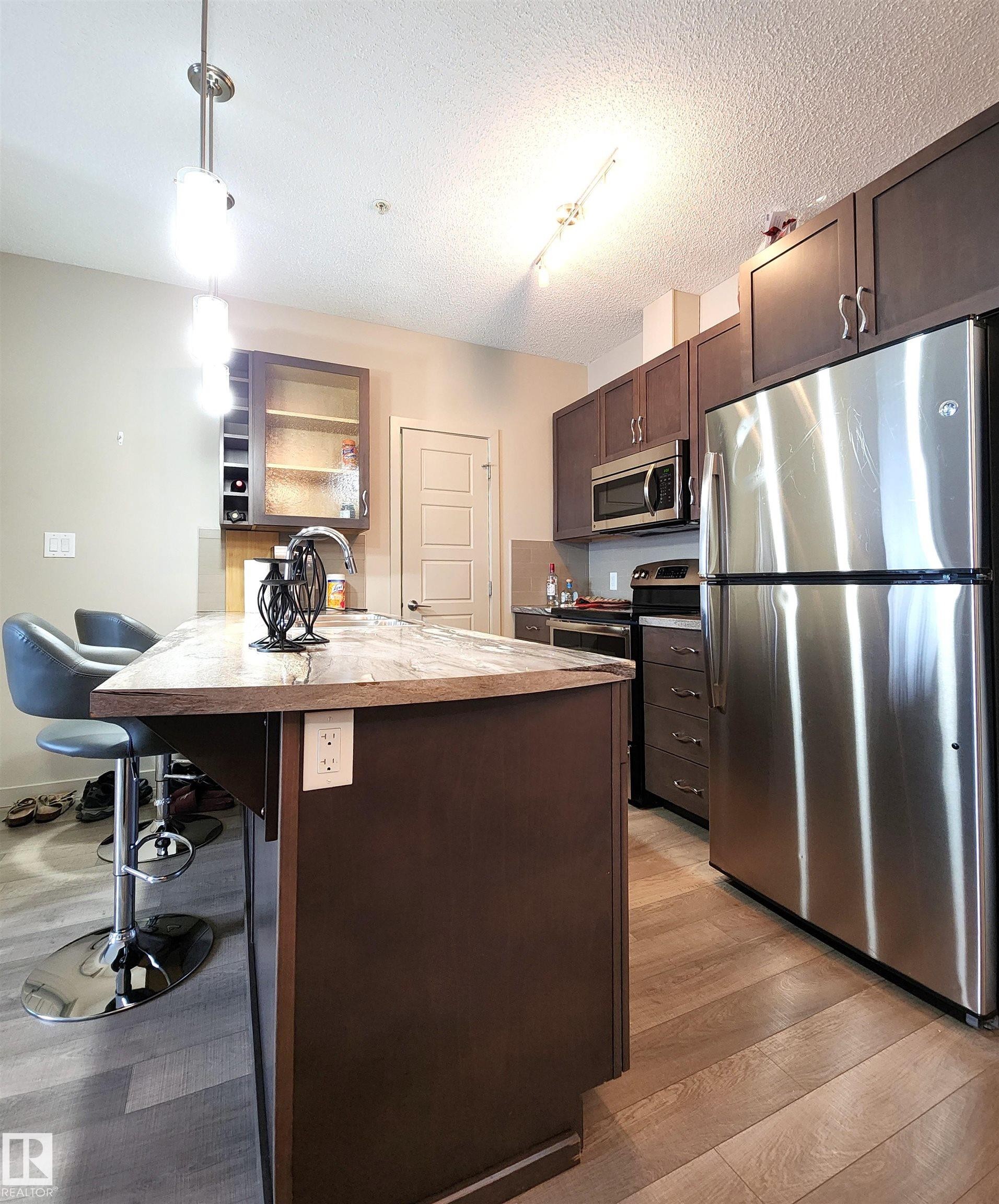 403 1004 Rosenthal Boulevard, Edmonton, AB - Indoor Photo Showing Kitchen