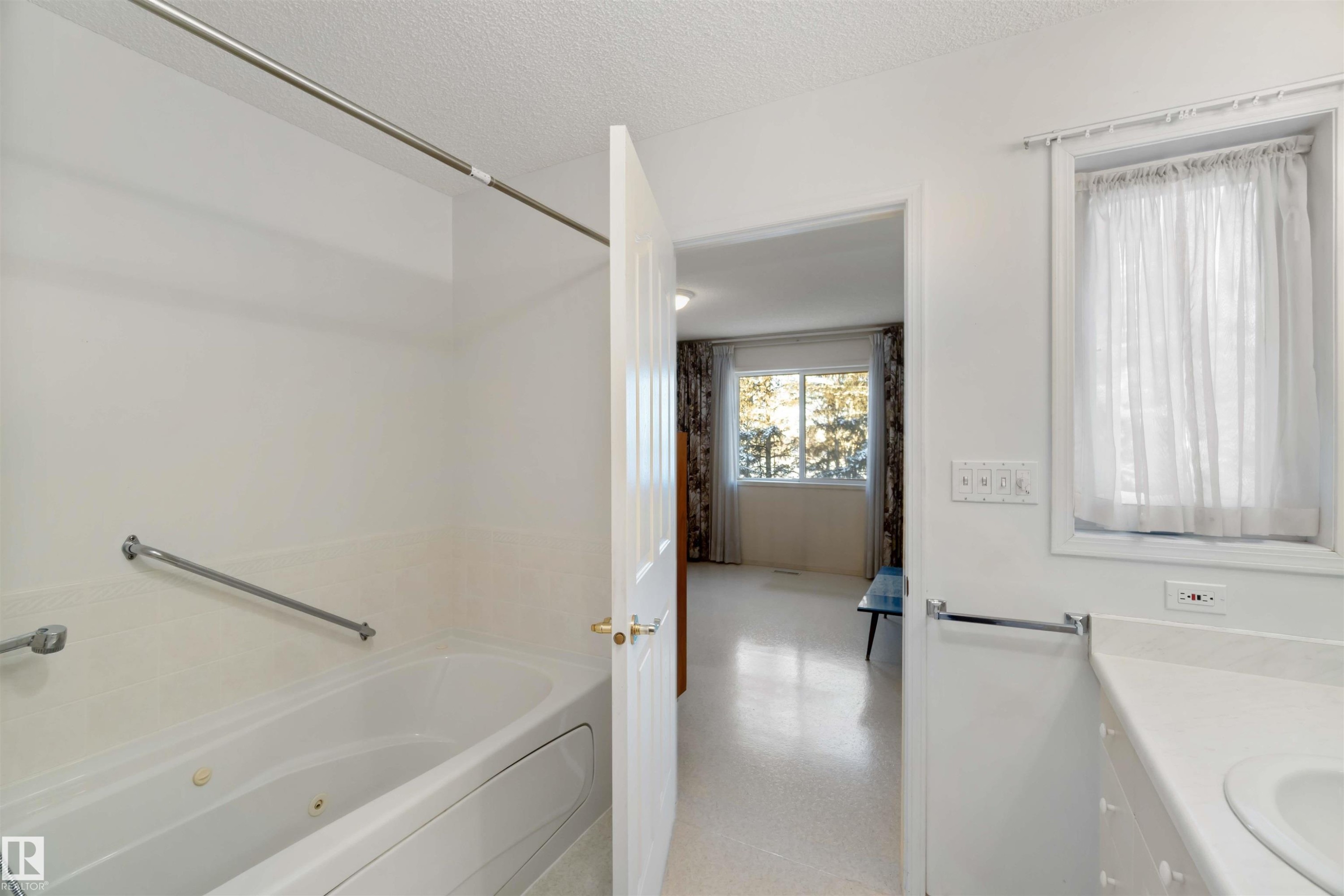11620 170 Avenue, Edmonton, AB - Indoor Photo Showing Bathroom
