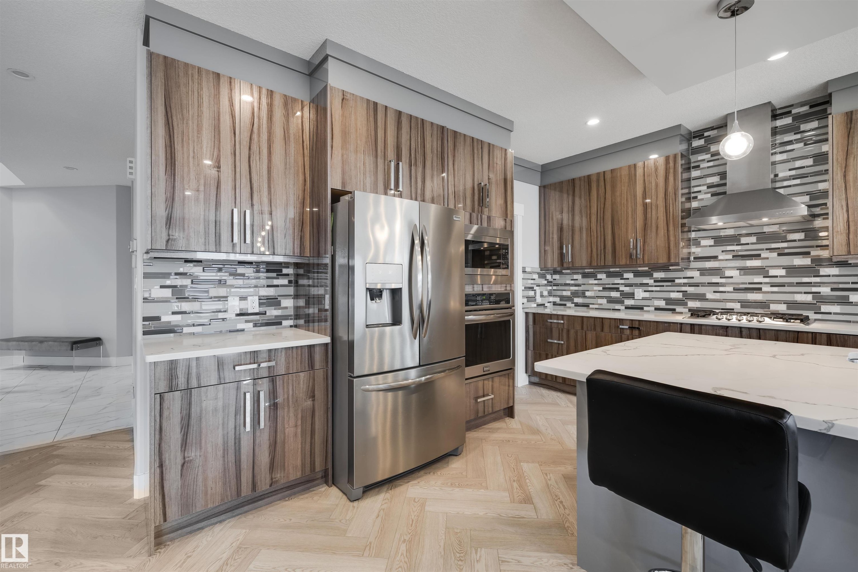 3901 44 Avenue, Beaumont, AB - Indoor Photo Showing Kitchen With Upgraded Kitchen