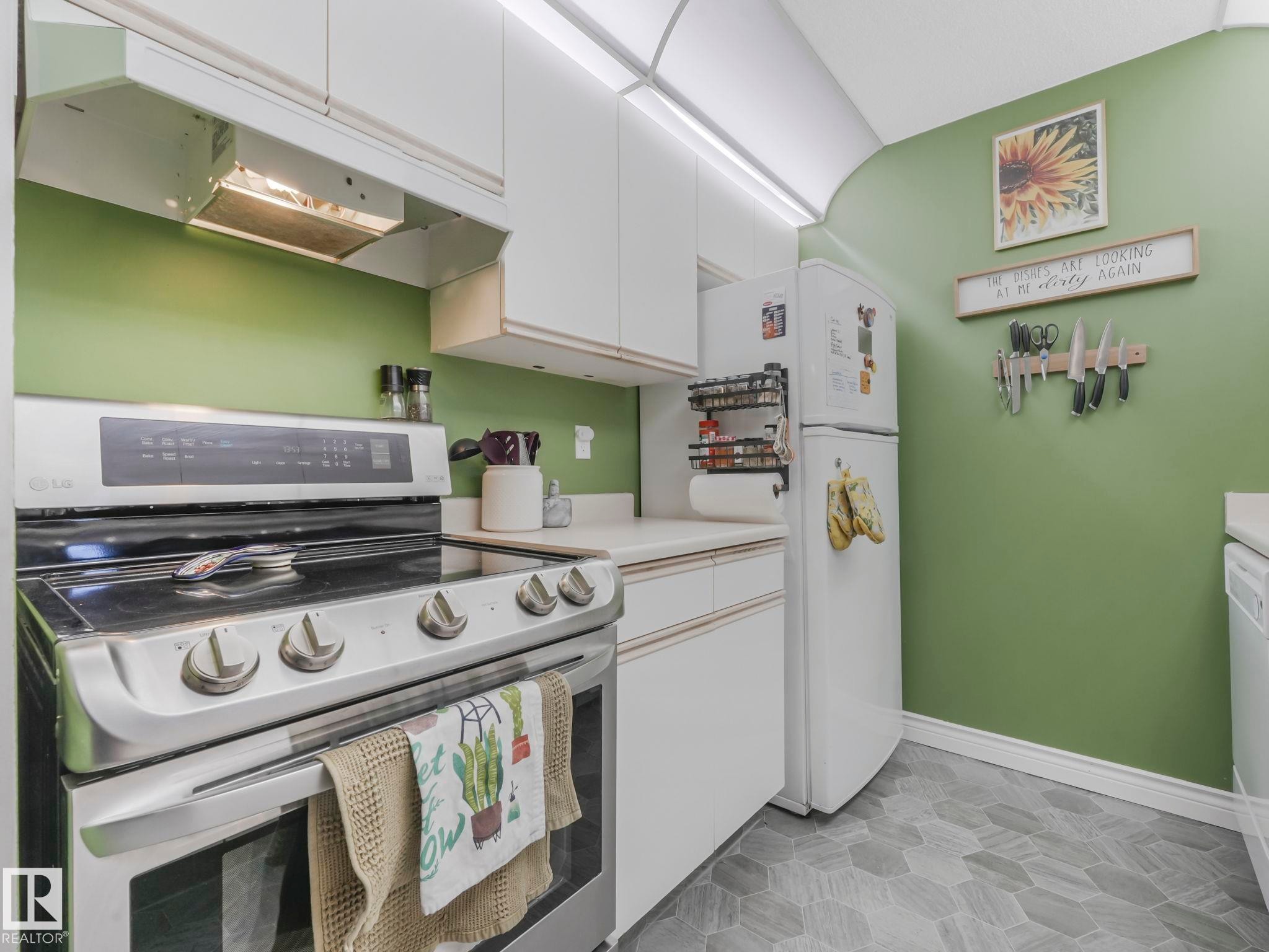 326 10636 120 Street, Edmonton, AB - Indoor Photo Showing Kitchen