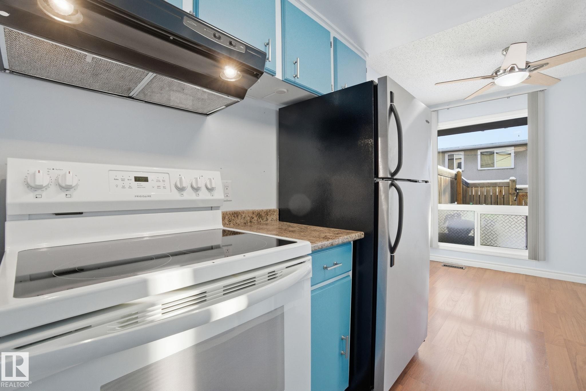 457 Abbottsfield Road, Edmonton, AB - Indoor Photo Showing Kitchen