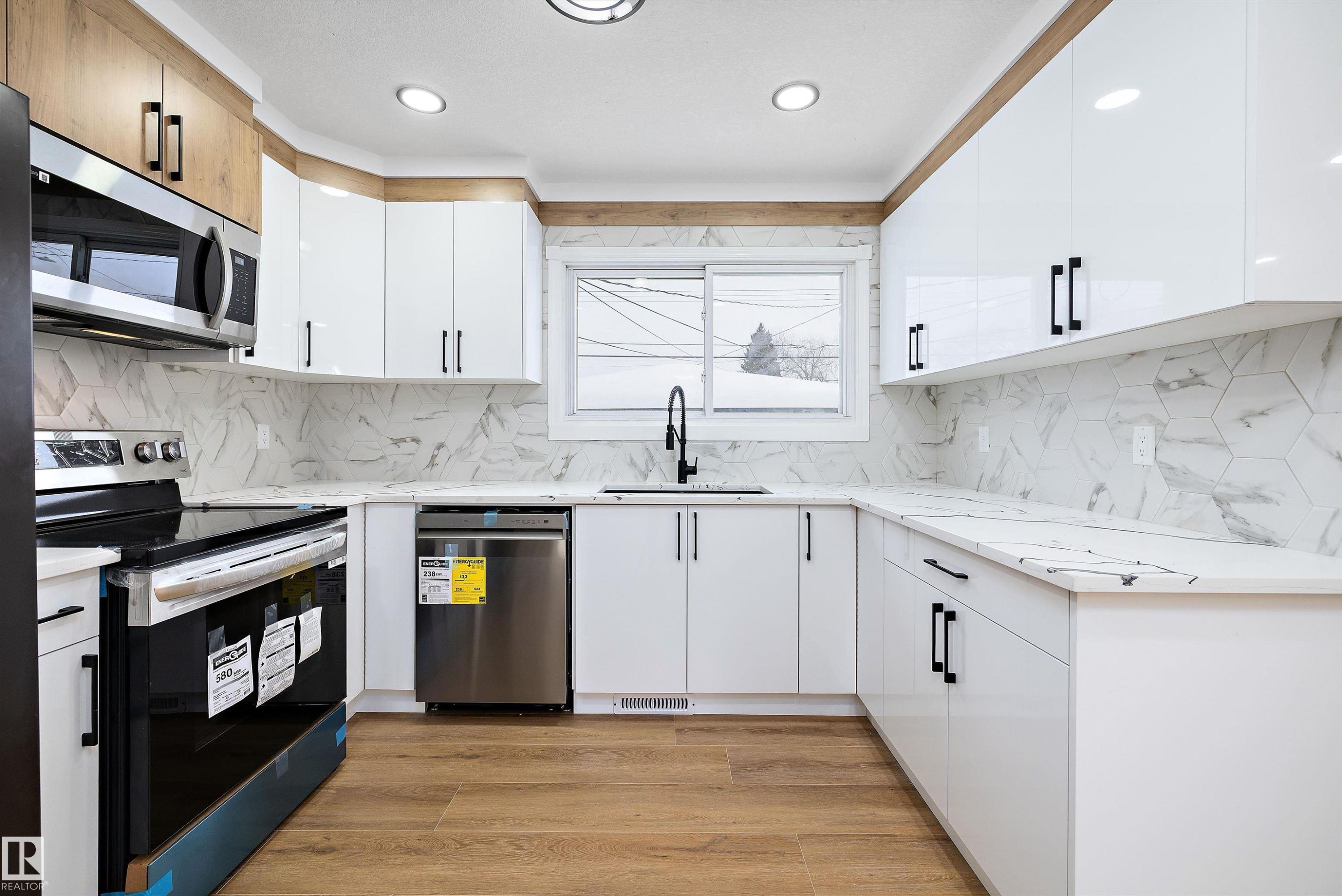 13519 109 Street, Edmonton, AB - Indoor Photo Showing Kitchen With Upgraded Kitchen
