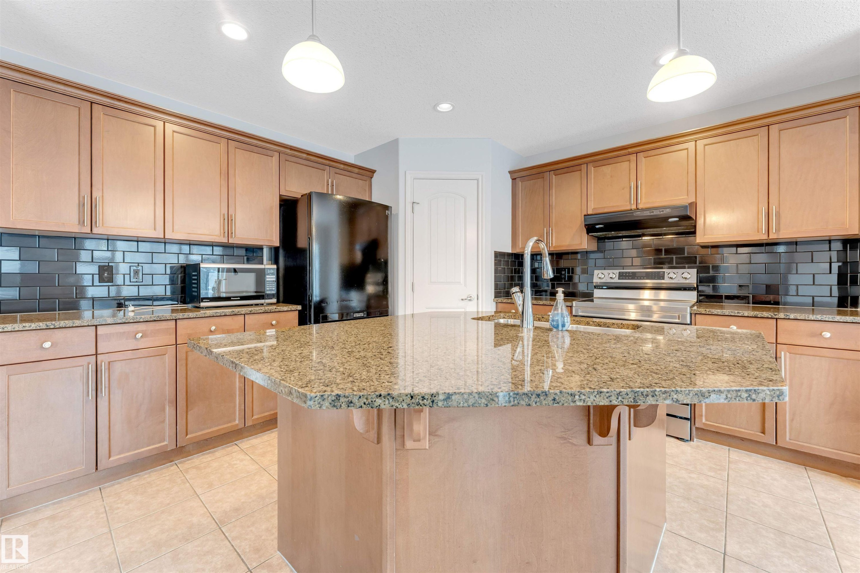 Edmonton, AB - Indoor Photo Showing Kitchen