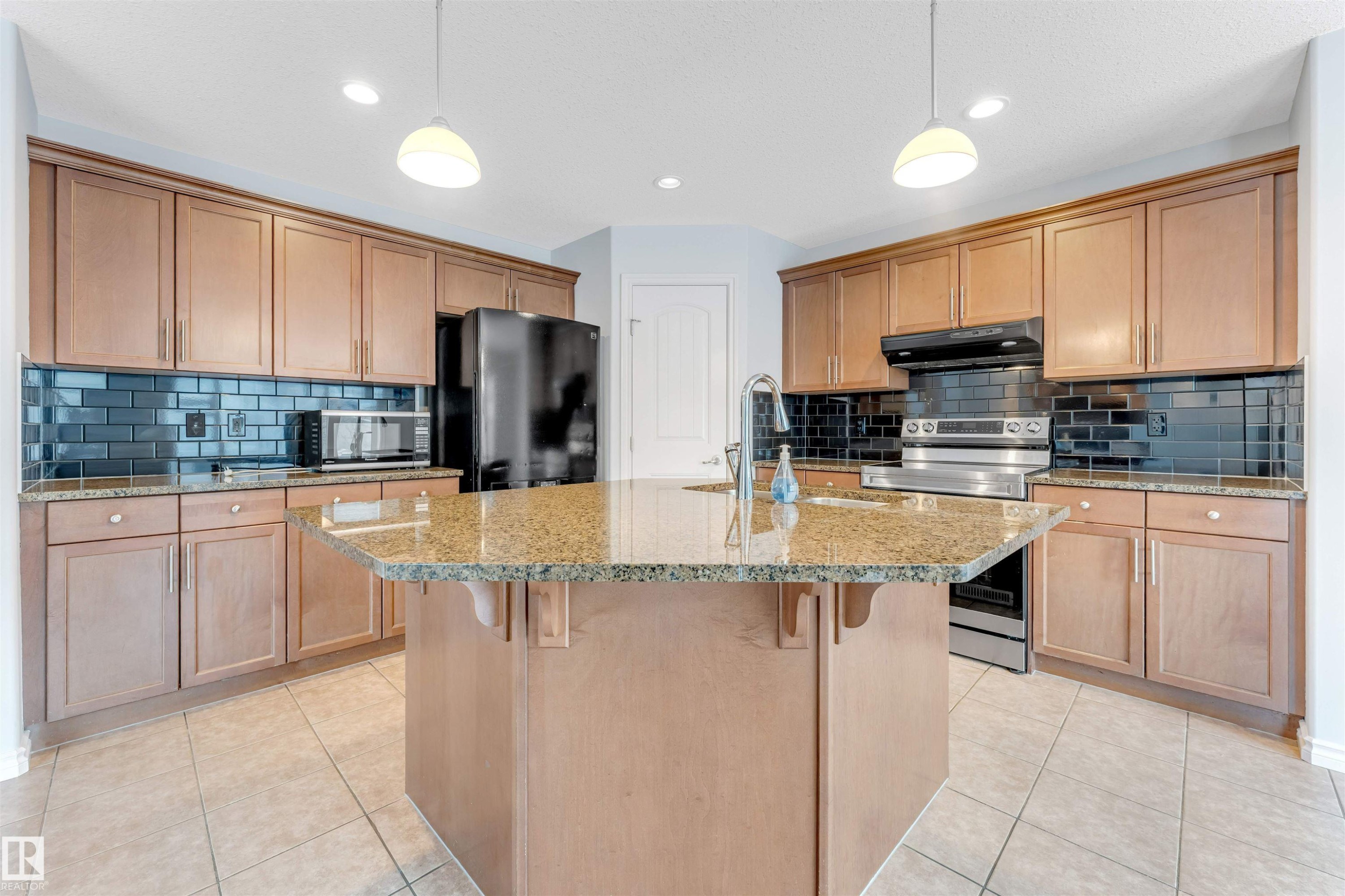6723 19 Avenue, Edmonton, AB - Indoor Photo Showing Kitchen