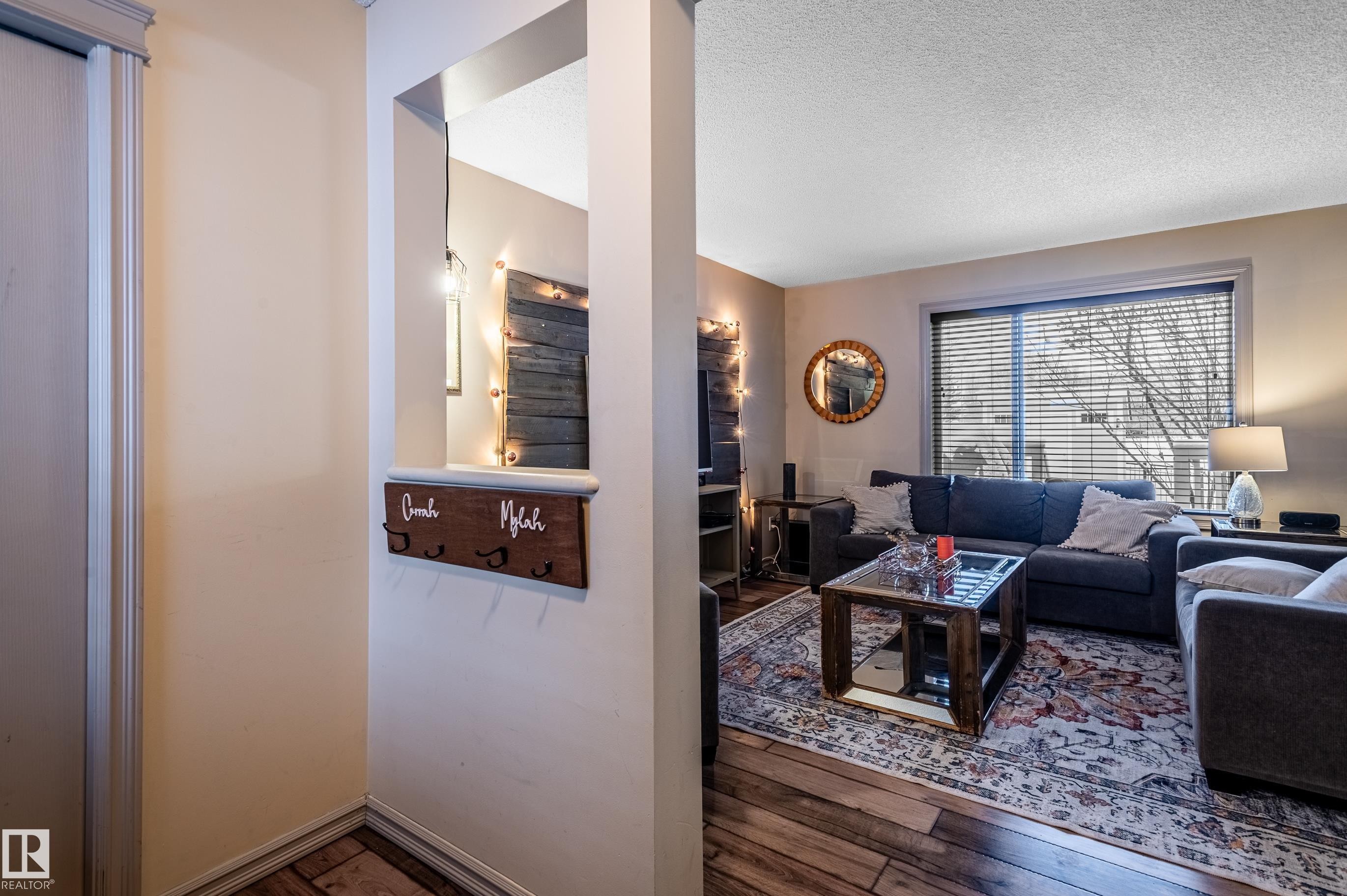 161 Hayward Crescent, Edmonton, AB - Indoor Photo Showing Living Room