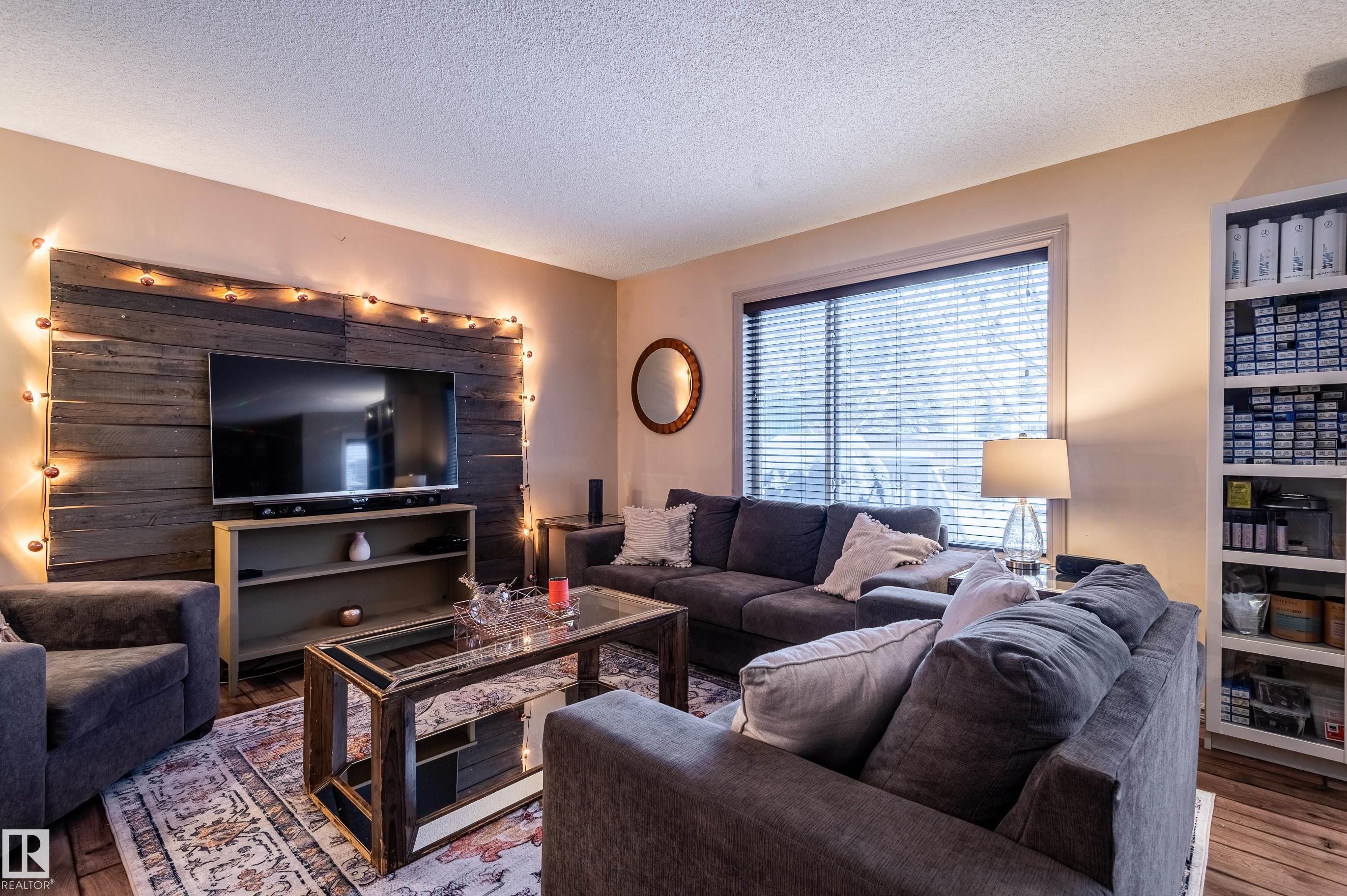 161 Hayward Crescent, Edmonton, AB - Indoor Photo Showing Living Room