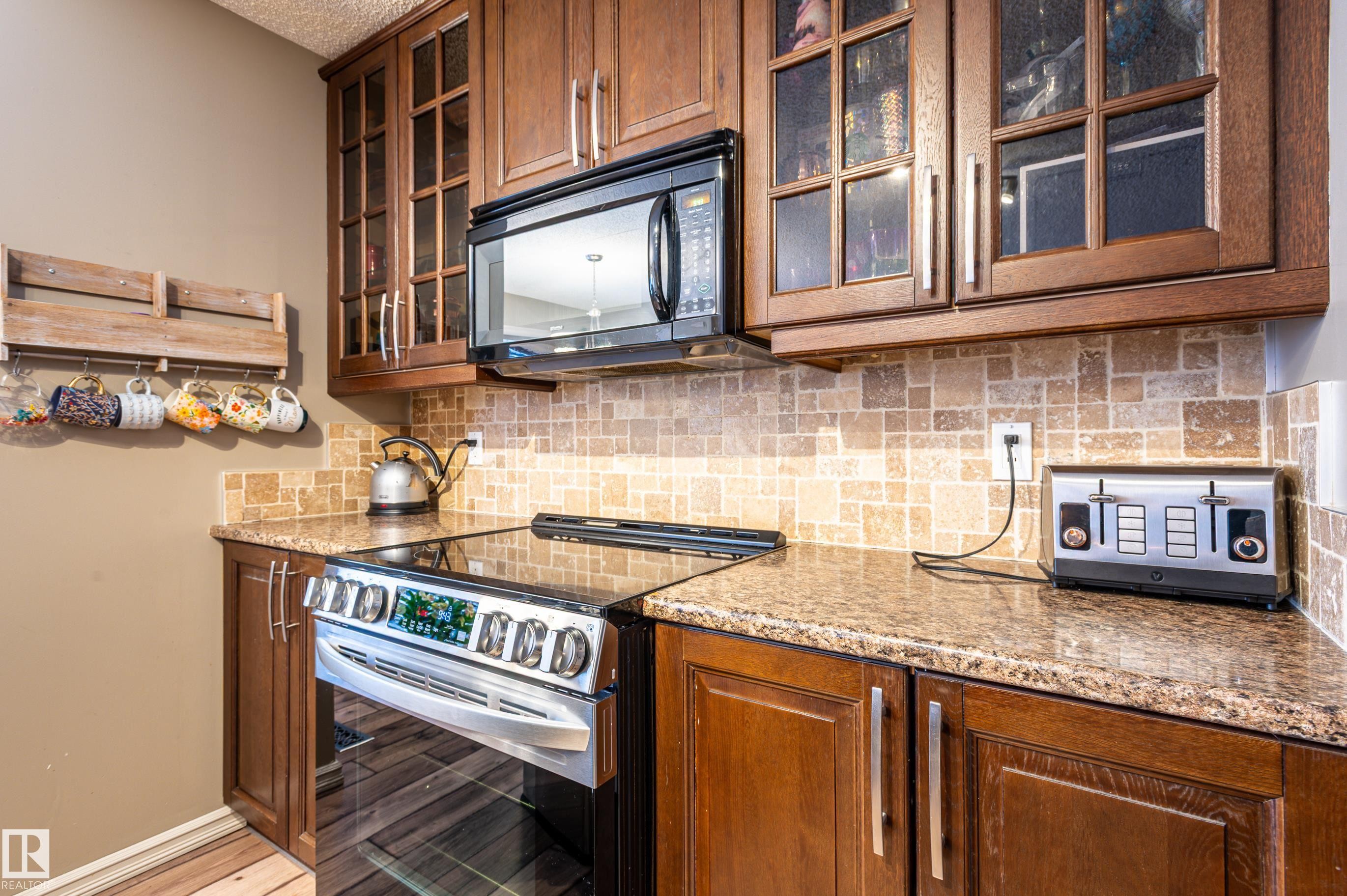 161 Hayward Crescent, Edmonton, AB - Indoor Photo Showing Kitchen
