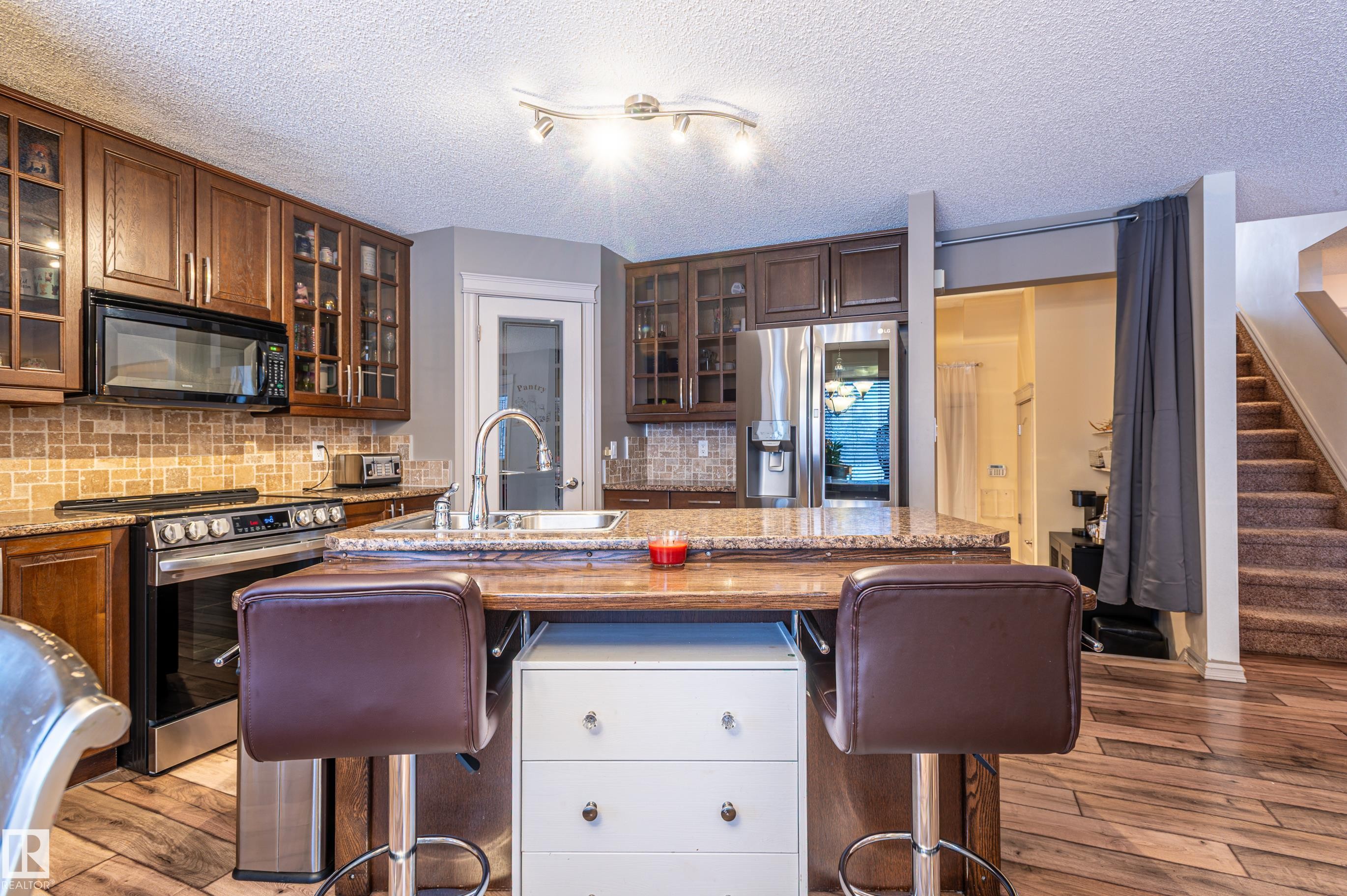 161 Hayward Crescent, Edmonton, AB - Indoor Photo Showing Kitchen