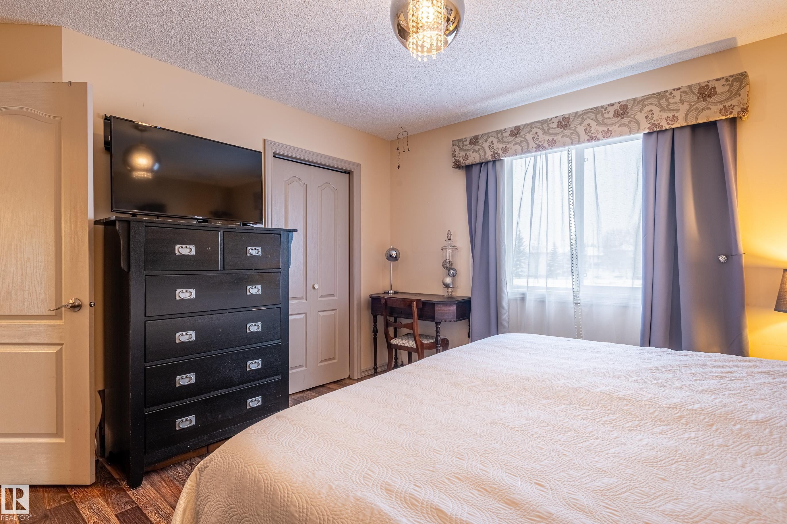 161 Hayward Crescent, Edmonton, AB - Indoor Photo Showing Bedroom