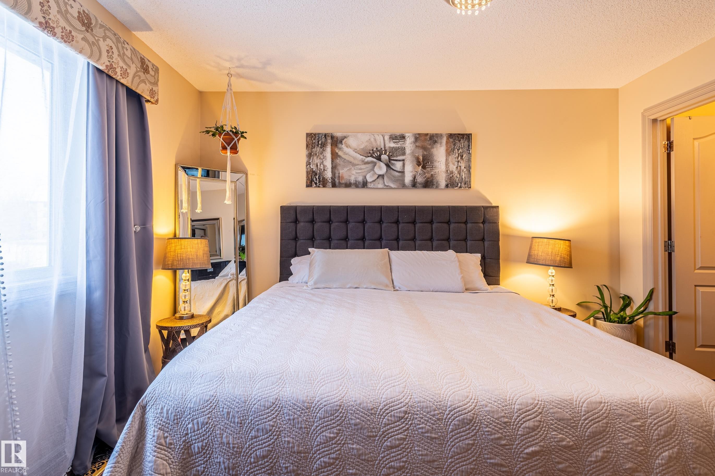 161 Hayward Crescent, Edmonton, AB - Indoor Photo Showing Bedroom