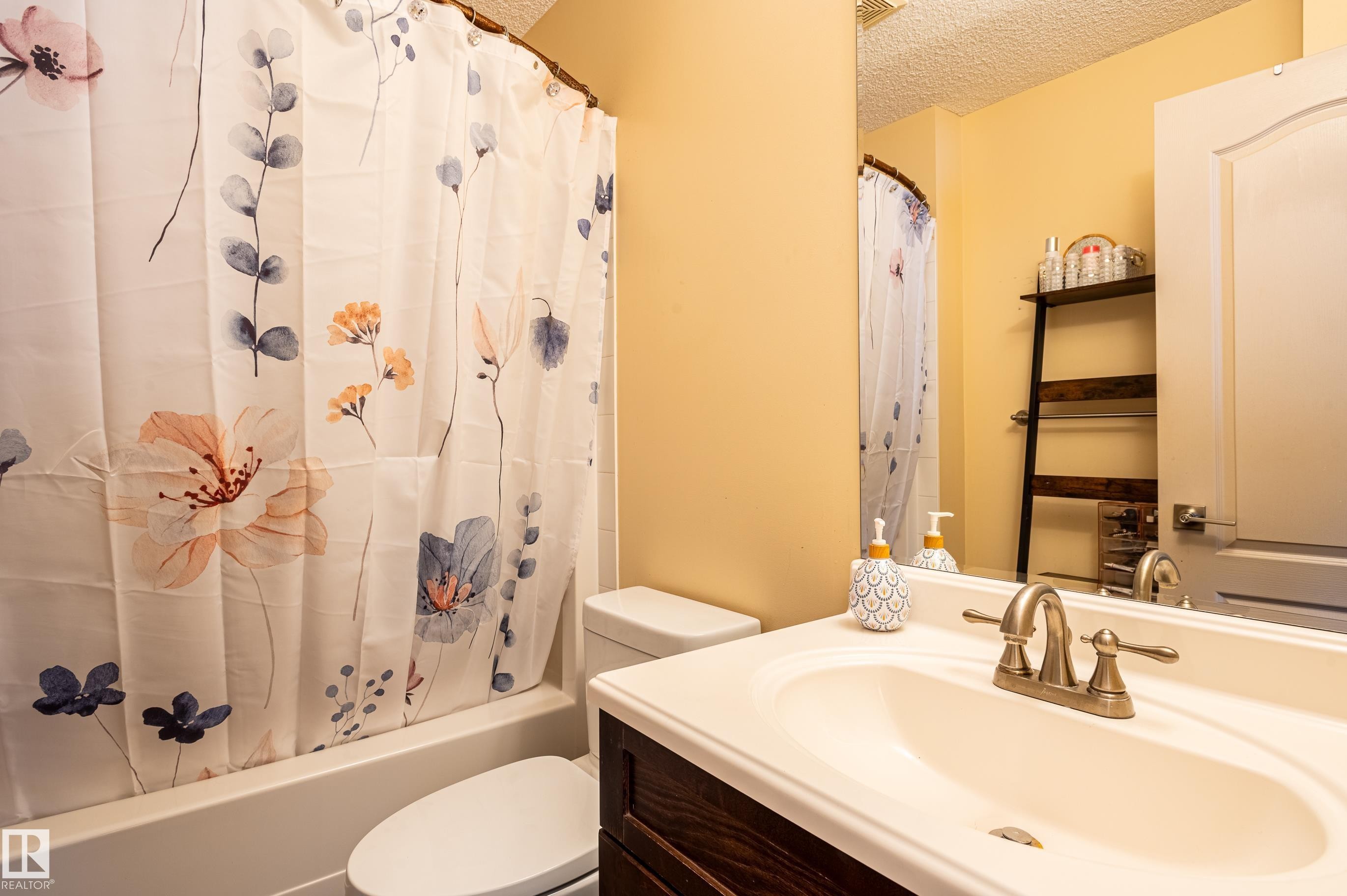 161 Hayward Crescent, Edmonton, AB - Indoor Photo Showing Bathroom