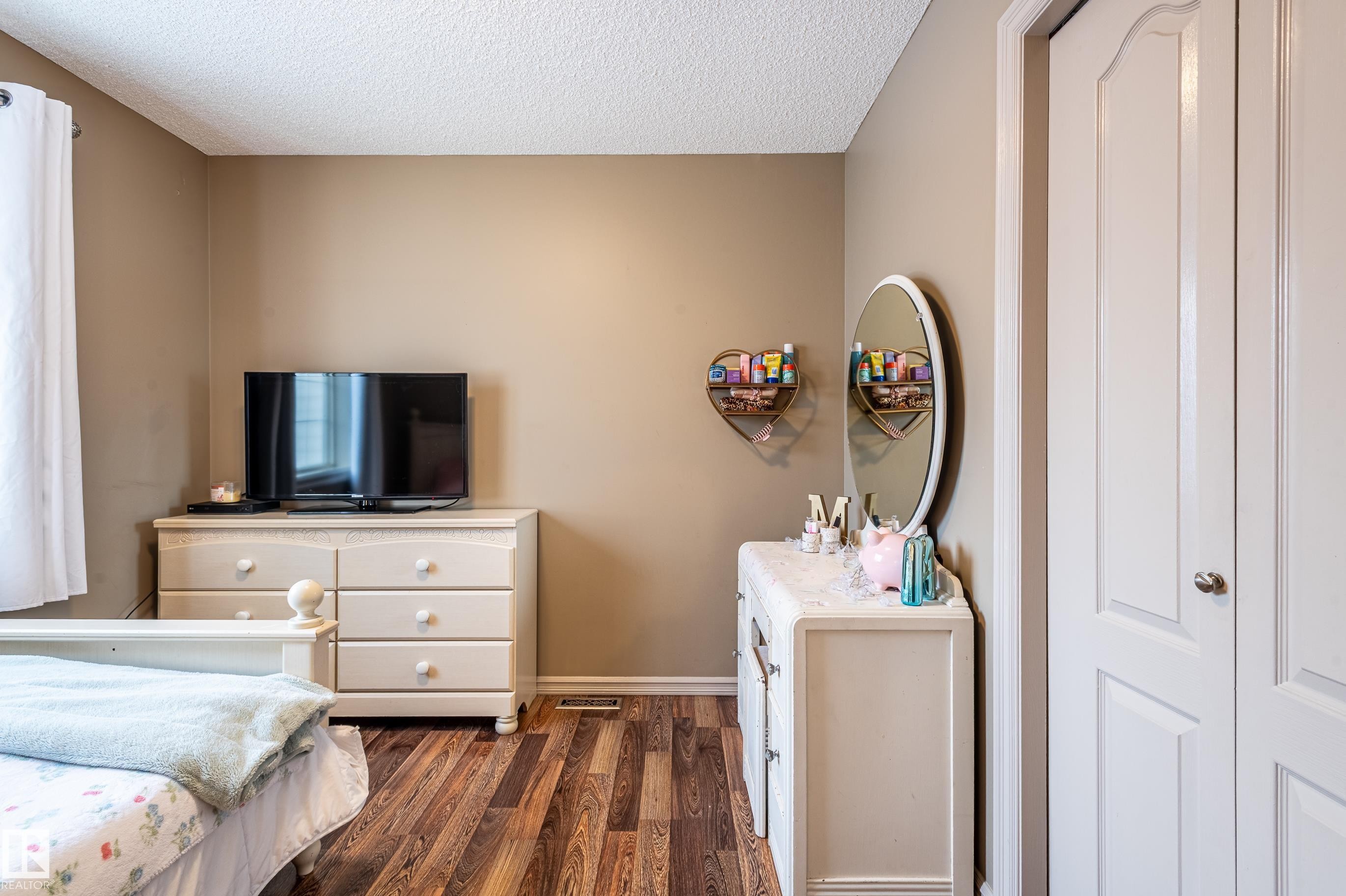 161 Hayward Crescent, Edmonton, AB - Indoor Photo Showing Bedroom