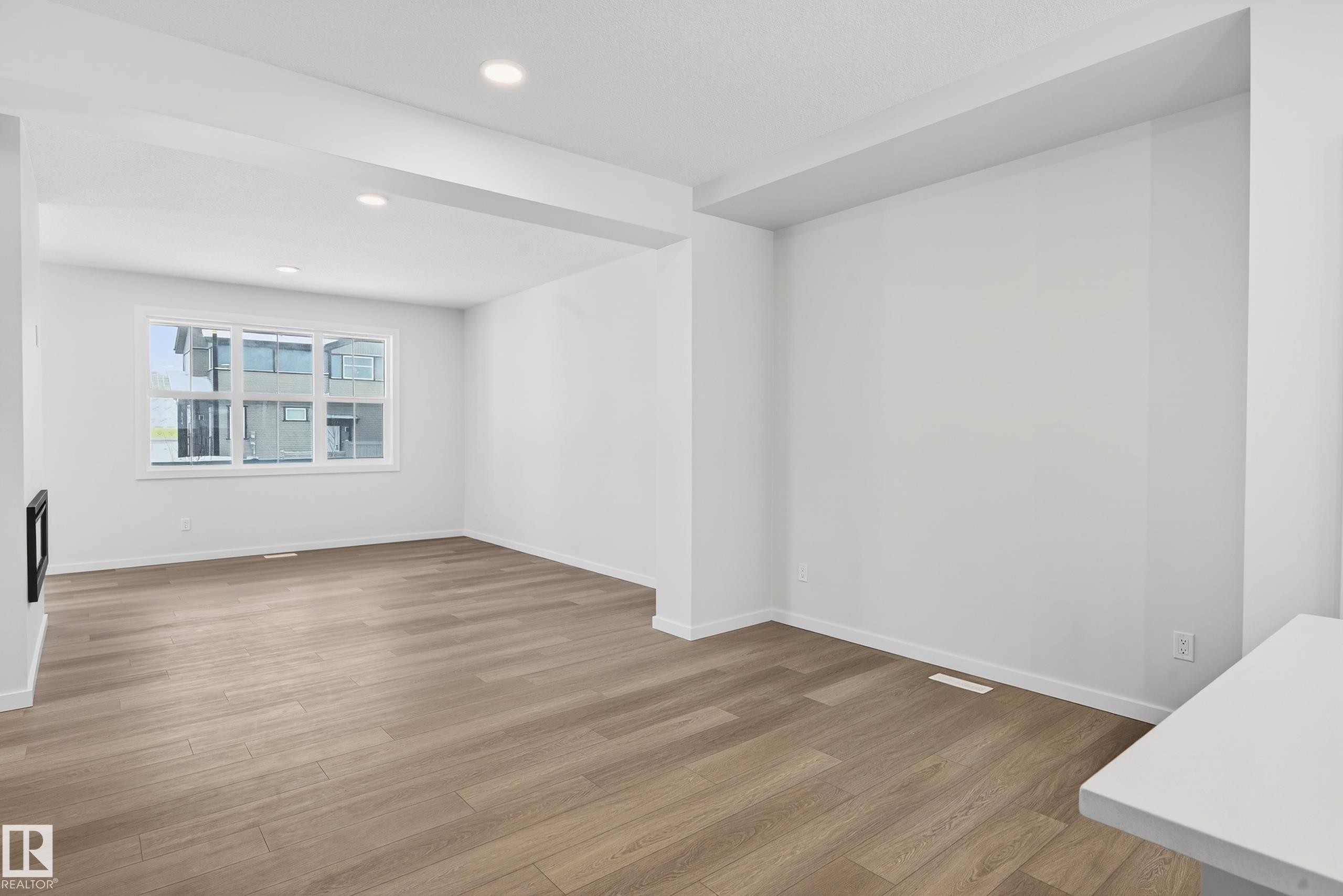 17203 3 Street, Edmonton, AB - Indoor Photo Showing Other Room