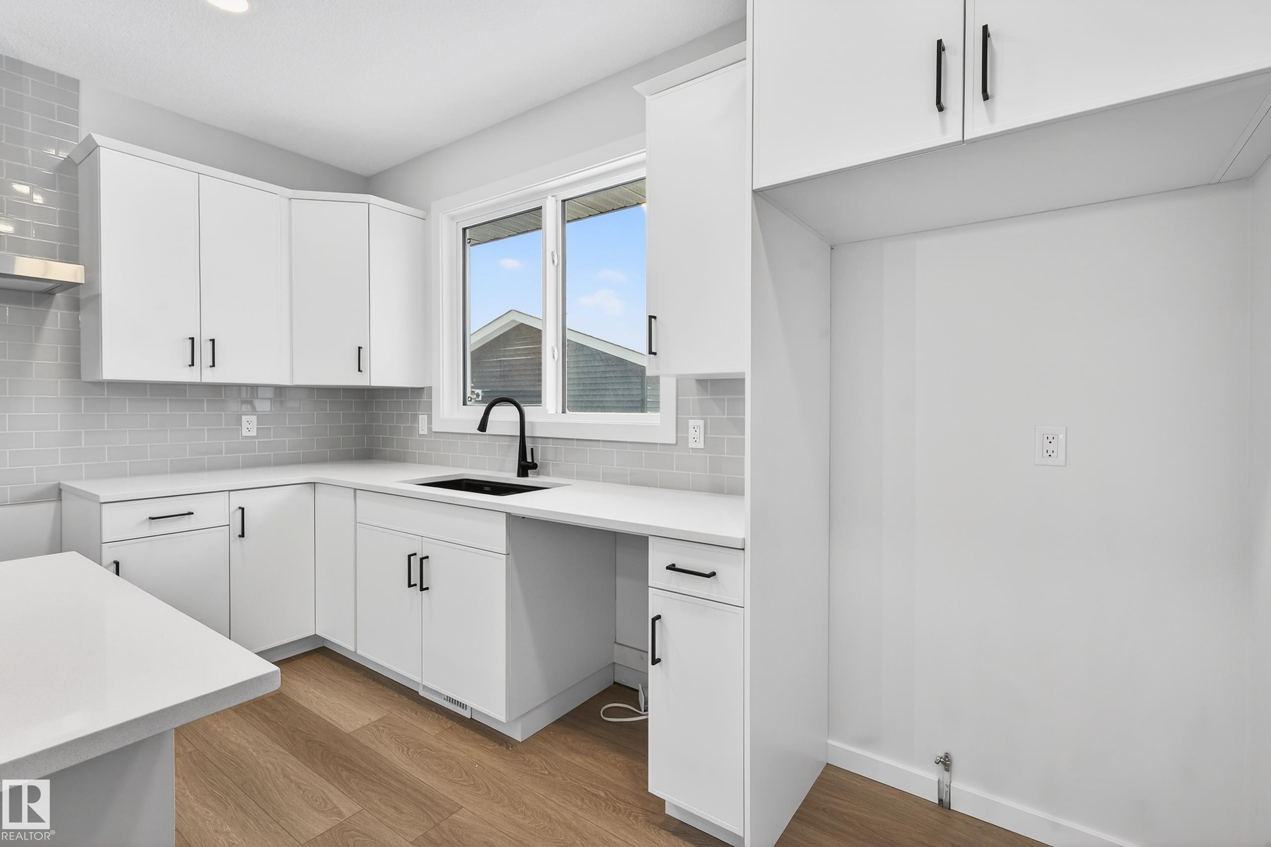 17203 3 Street, Edmonton, AB - Indoor Photo Showing Kitchen