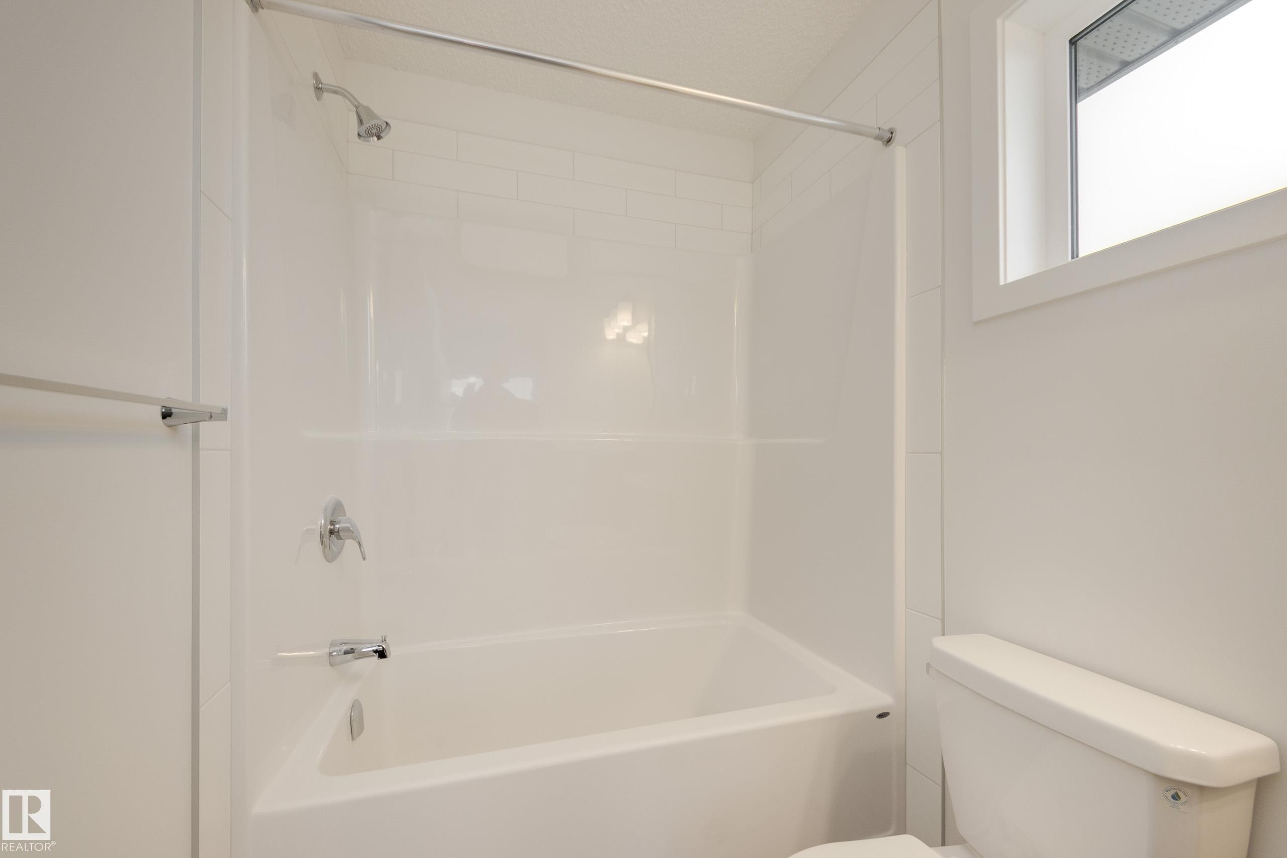 17232 4 Street, Edmonton, AB - Indoor Photo Showing Bathroom