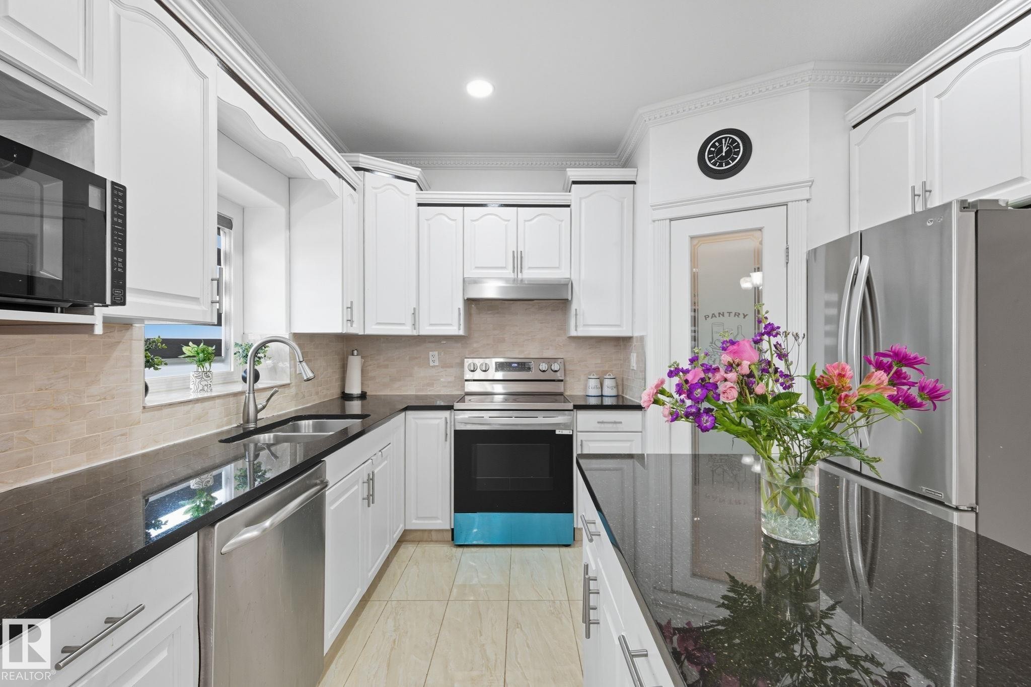 6026 164A Avenue, Edmonton, AB - Indoor Photo Showing Kitchen With Double Sink With Upgraded Kitchen