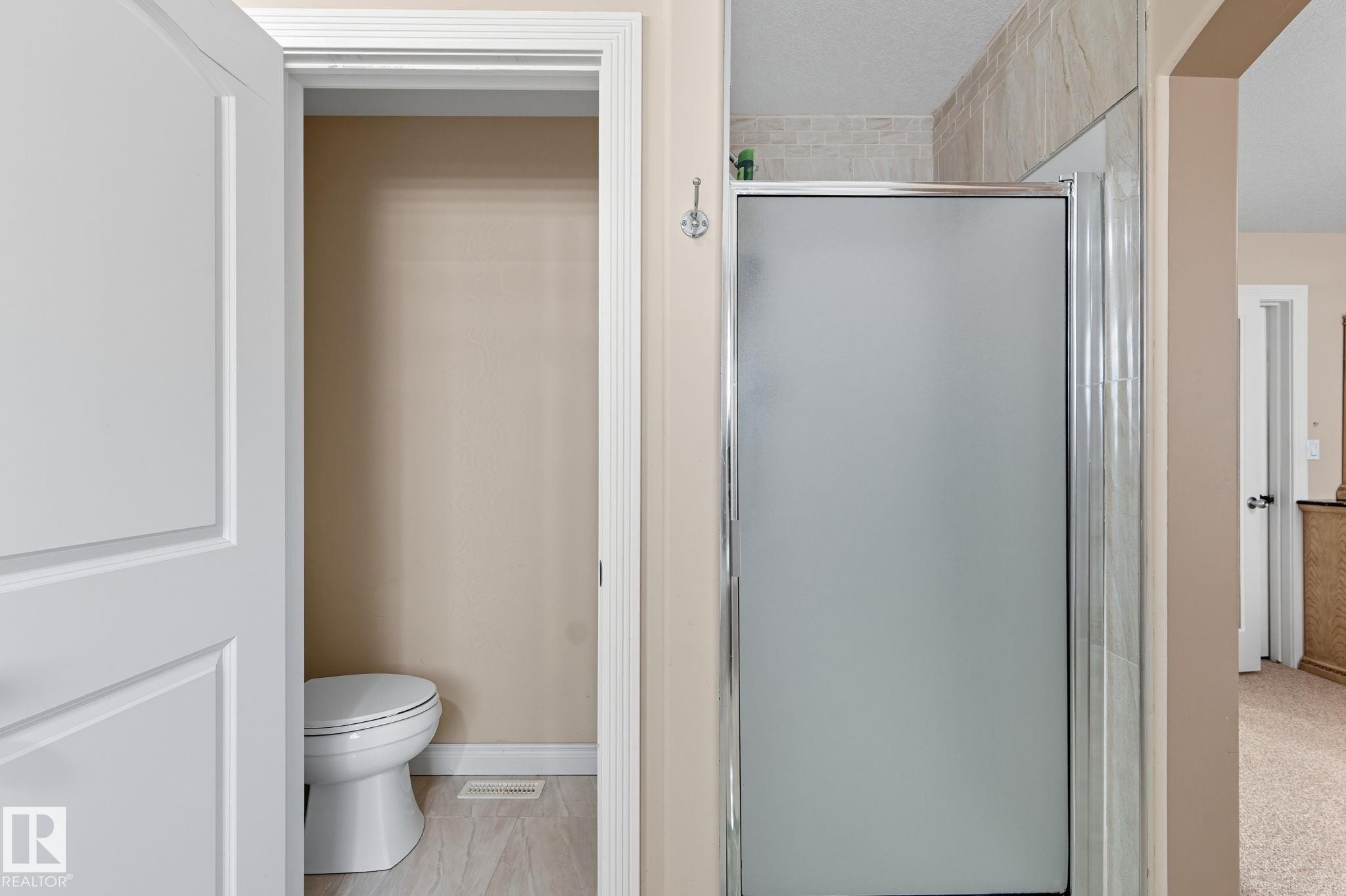 6026 164A Avenue, Edmonton, AB - Indoor Photo Showing Bathroom