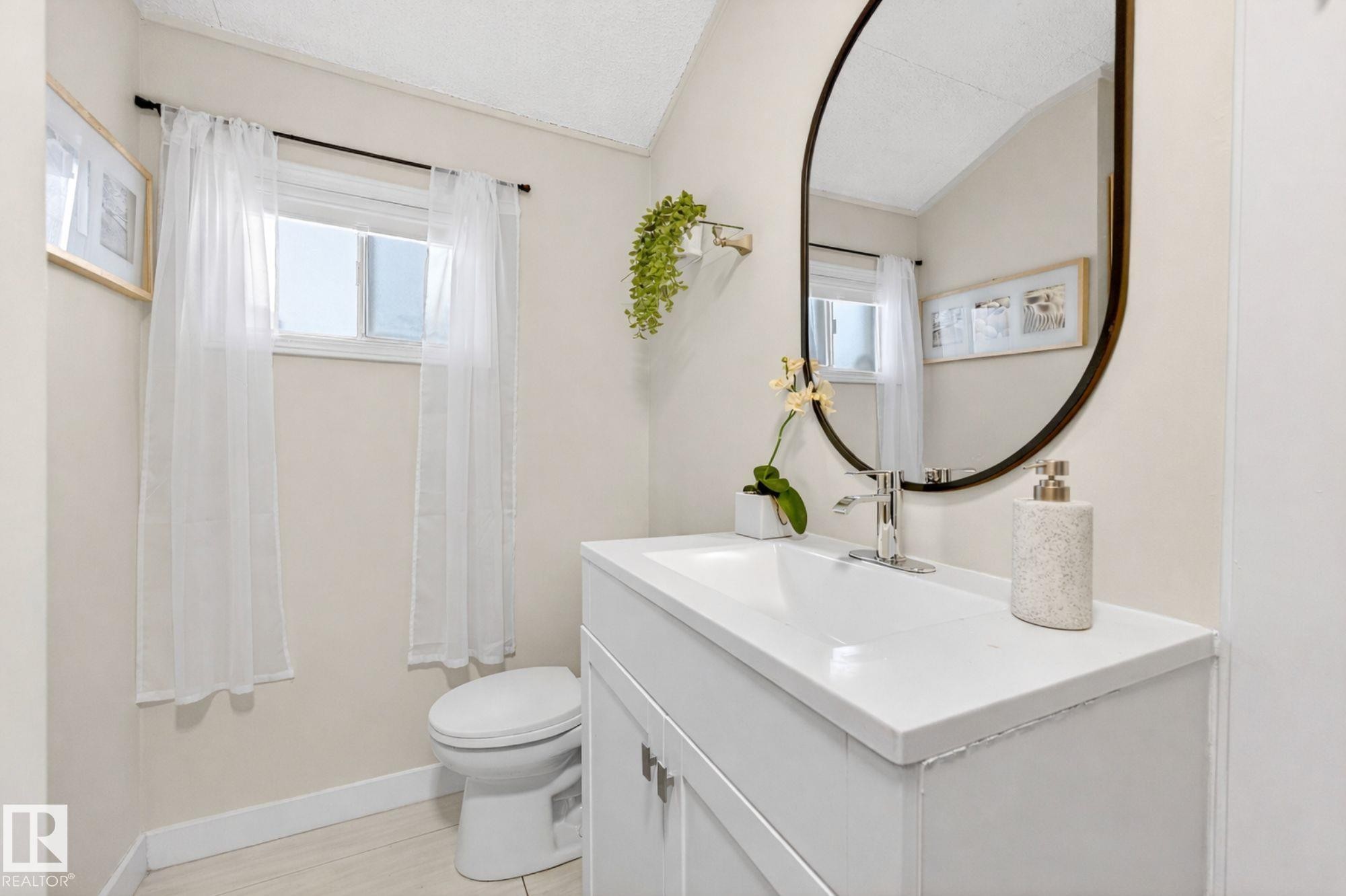 Edmonton, AB - Indoor Photo Showing Bathroom