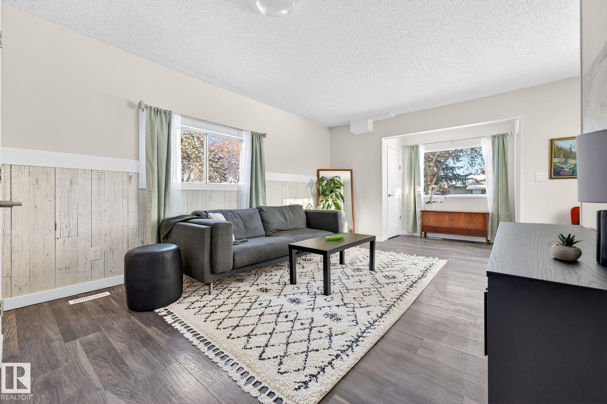 Edmonton, AB - Indoor Photo Showing Living Room