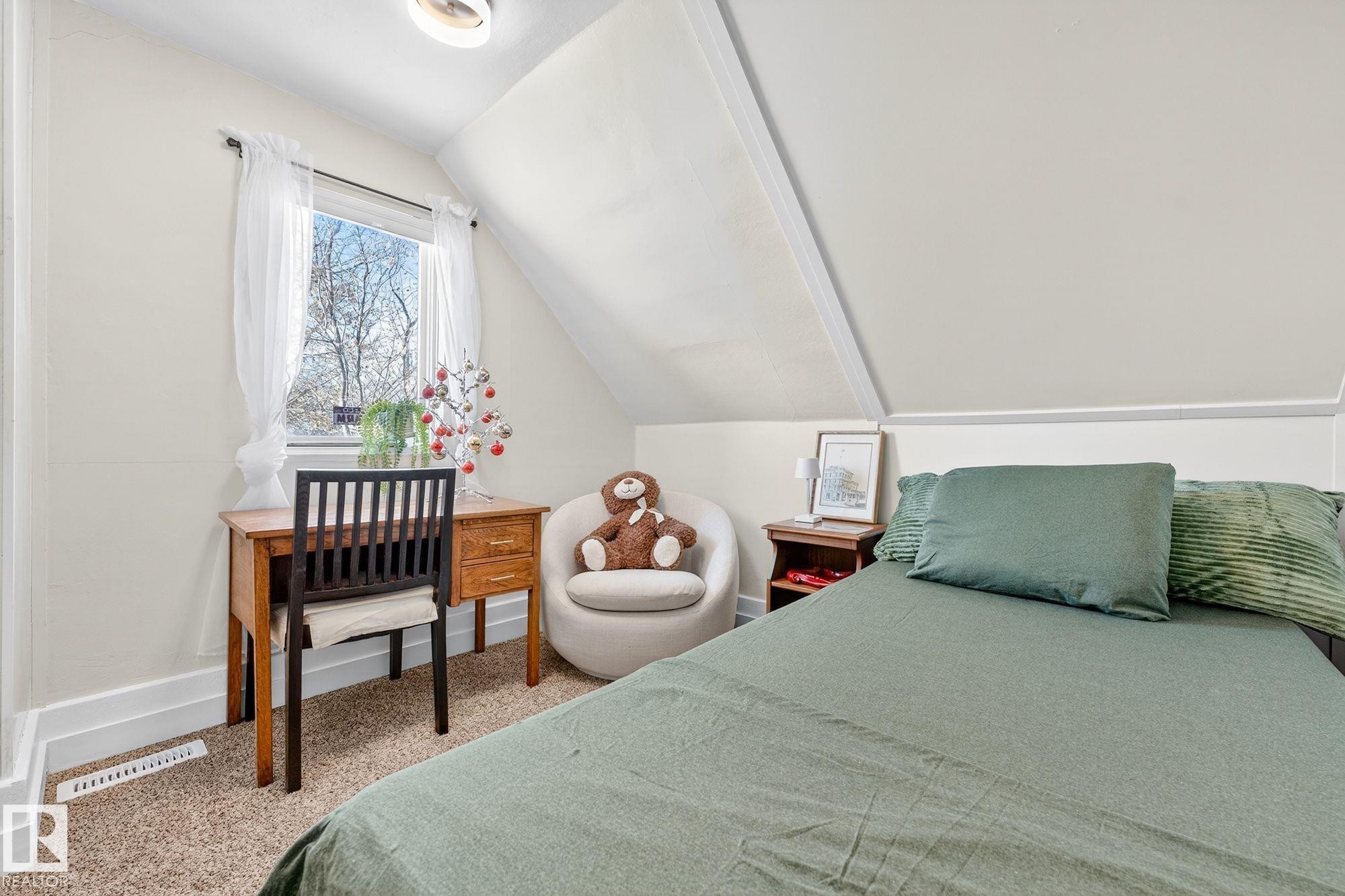 Edmonton, AB - Indoor Photo Showing Bedroom