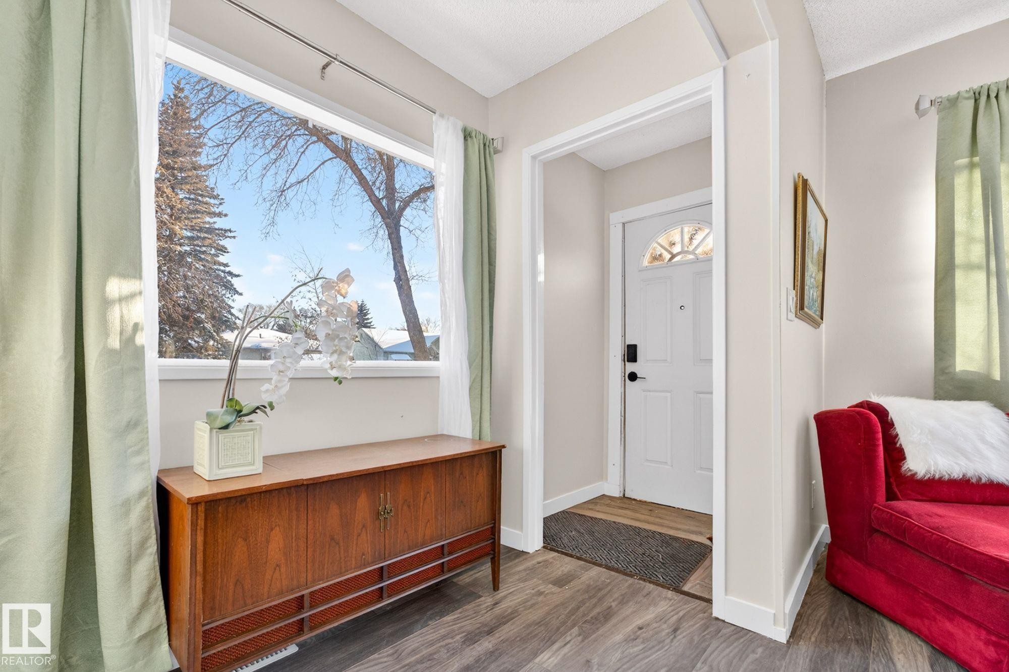 Edmonton, AB - Indoor Photo Showing Other Room