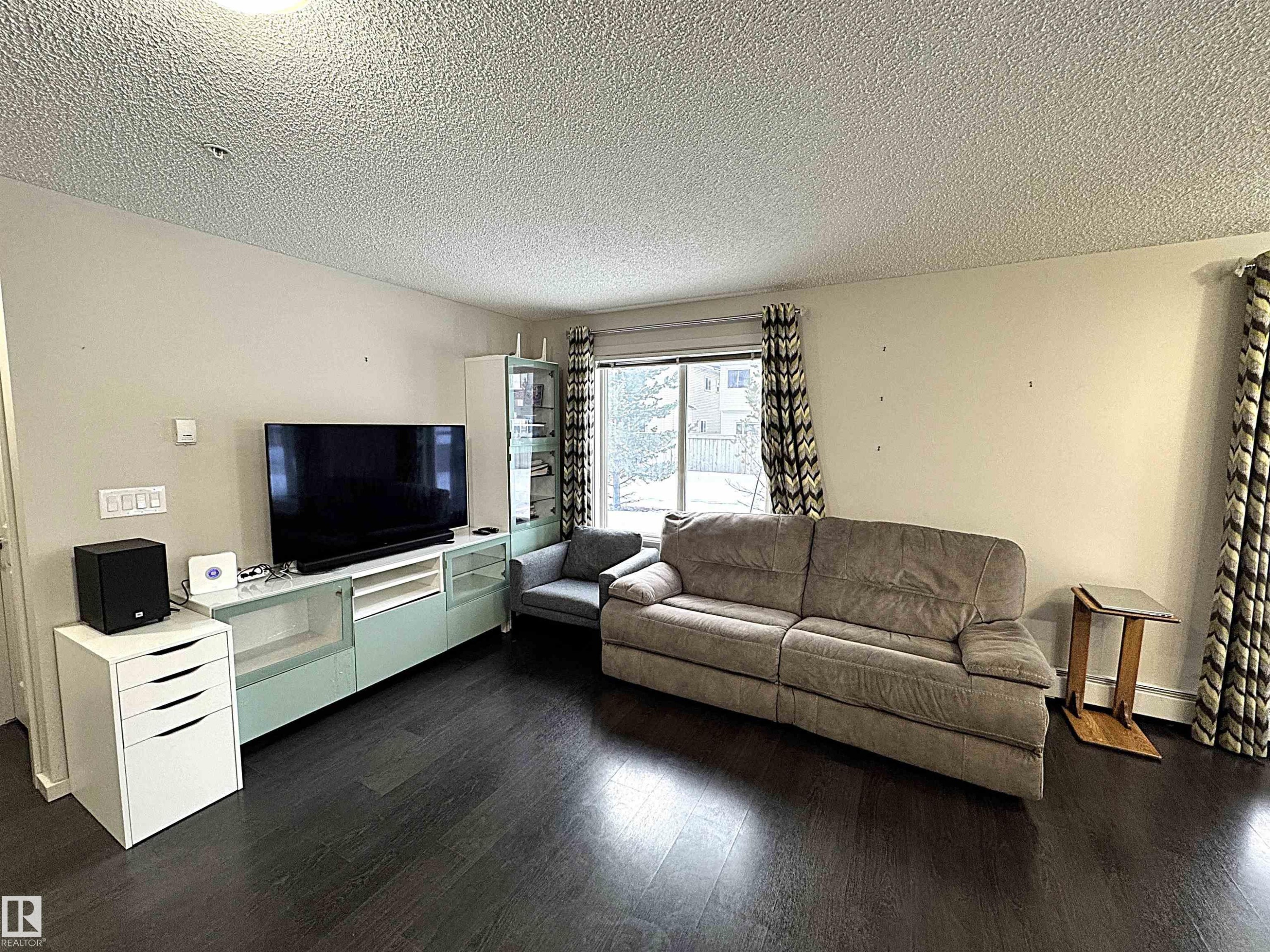 117 5521 7 Avenue, Edmonton, AB - Indoor Photo Showing Living Room