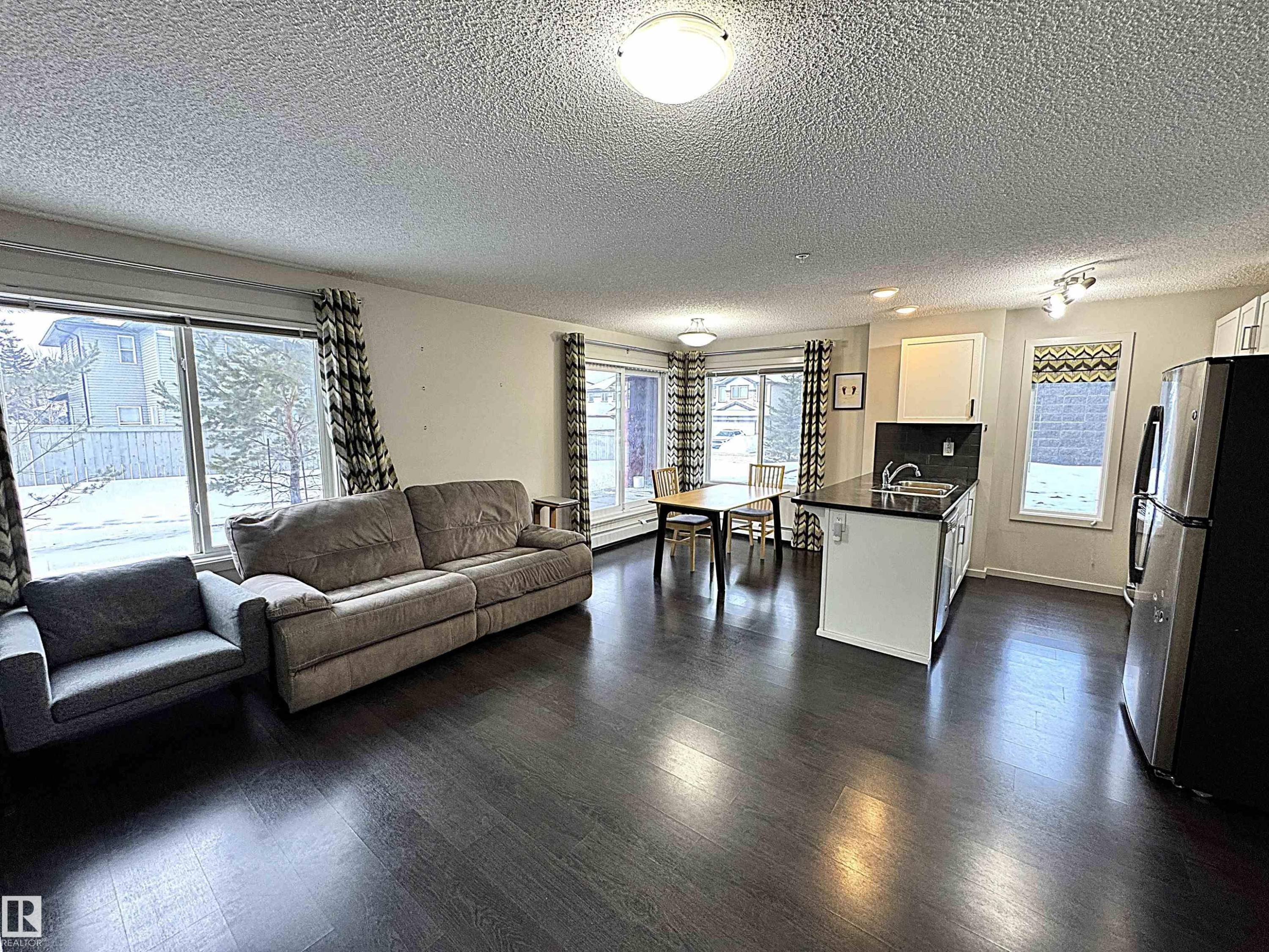 117 5521 7 Avenue, Edmonton, AB - Indoor Photo Showing Living Room