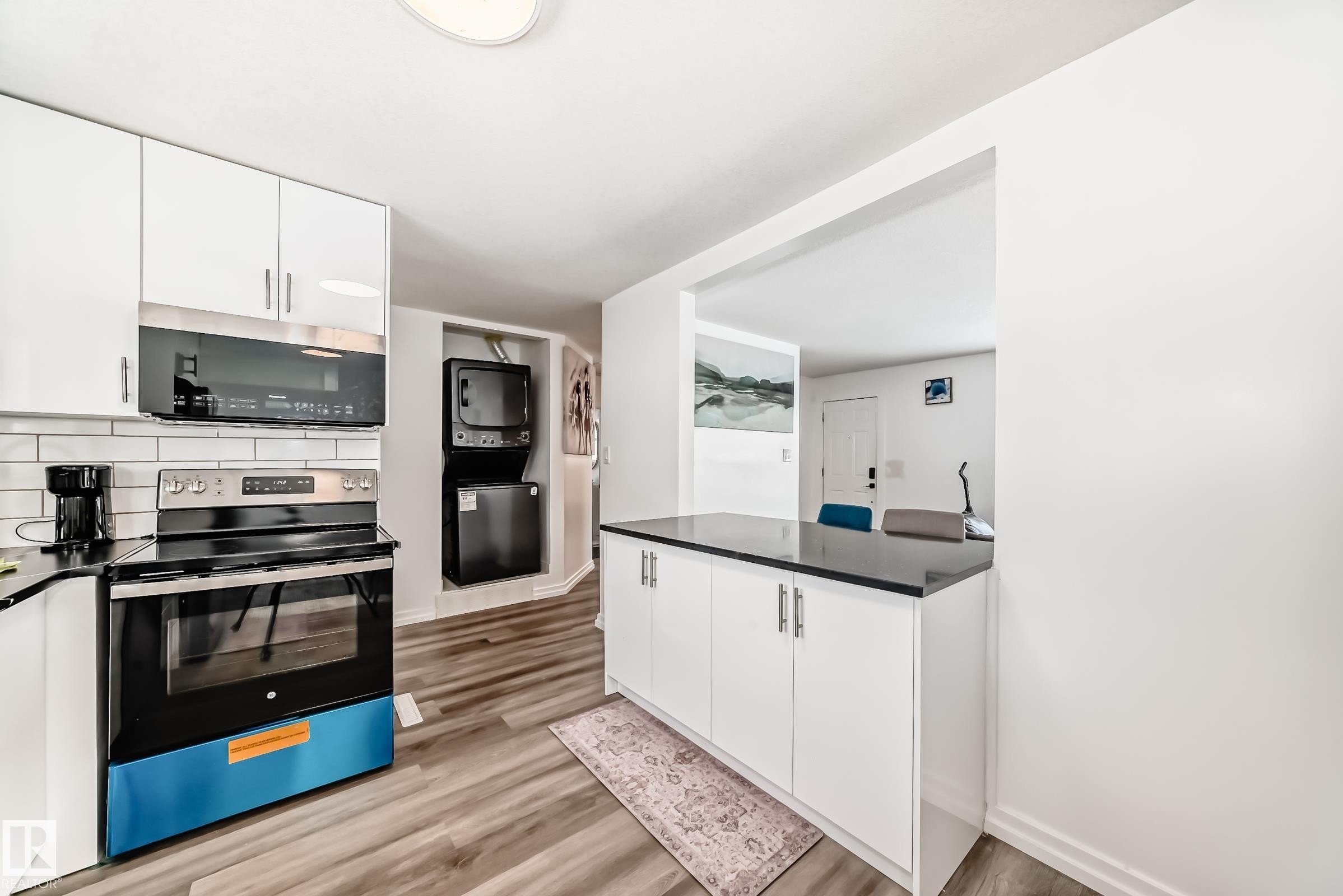 Edmonton, AB - Indoor Photo Showing Kitchen
