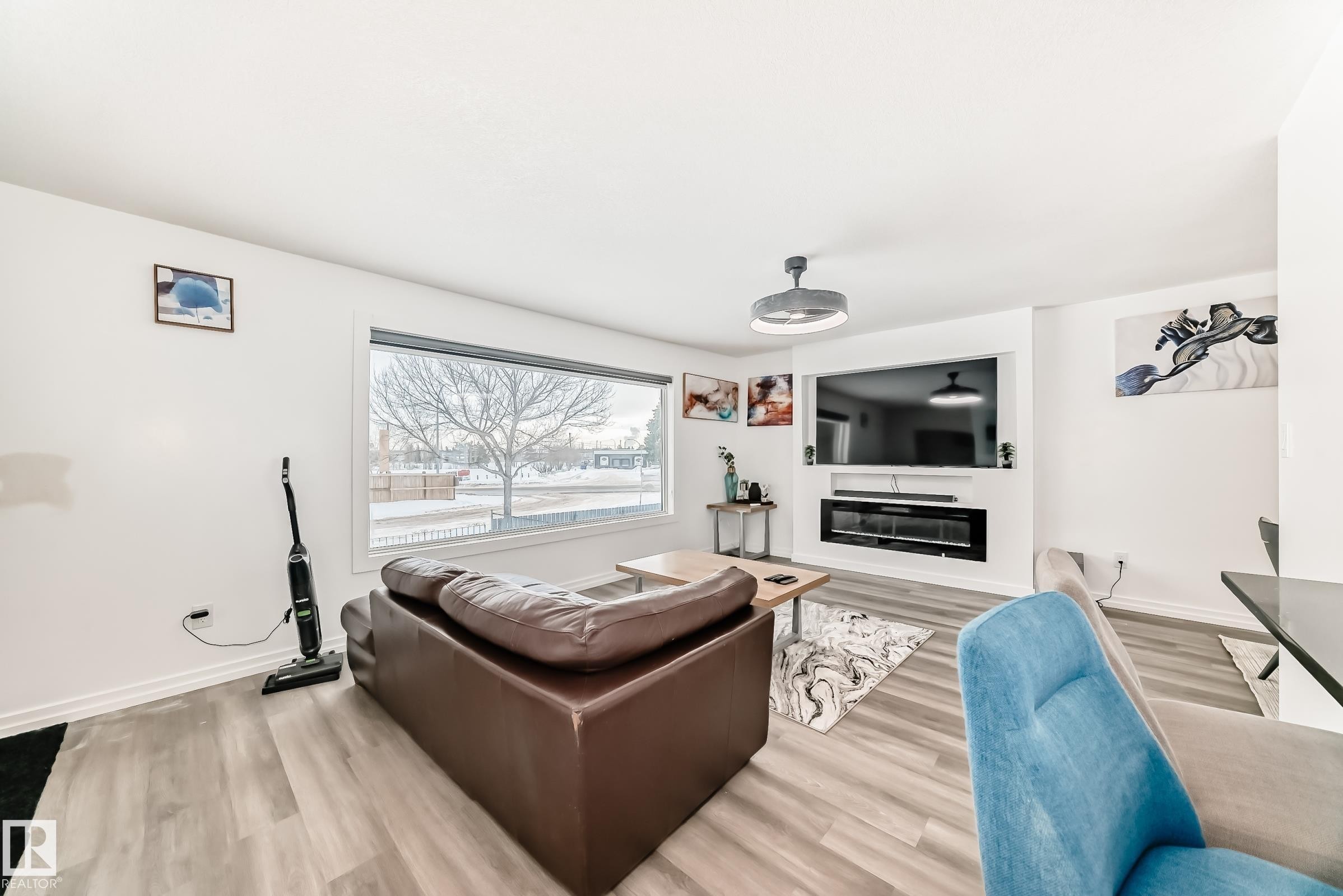 Edmonton, AB - Indoor Photo Showing Living Room