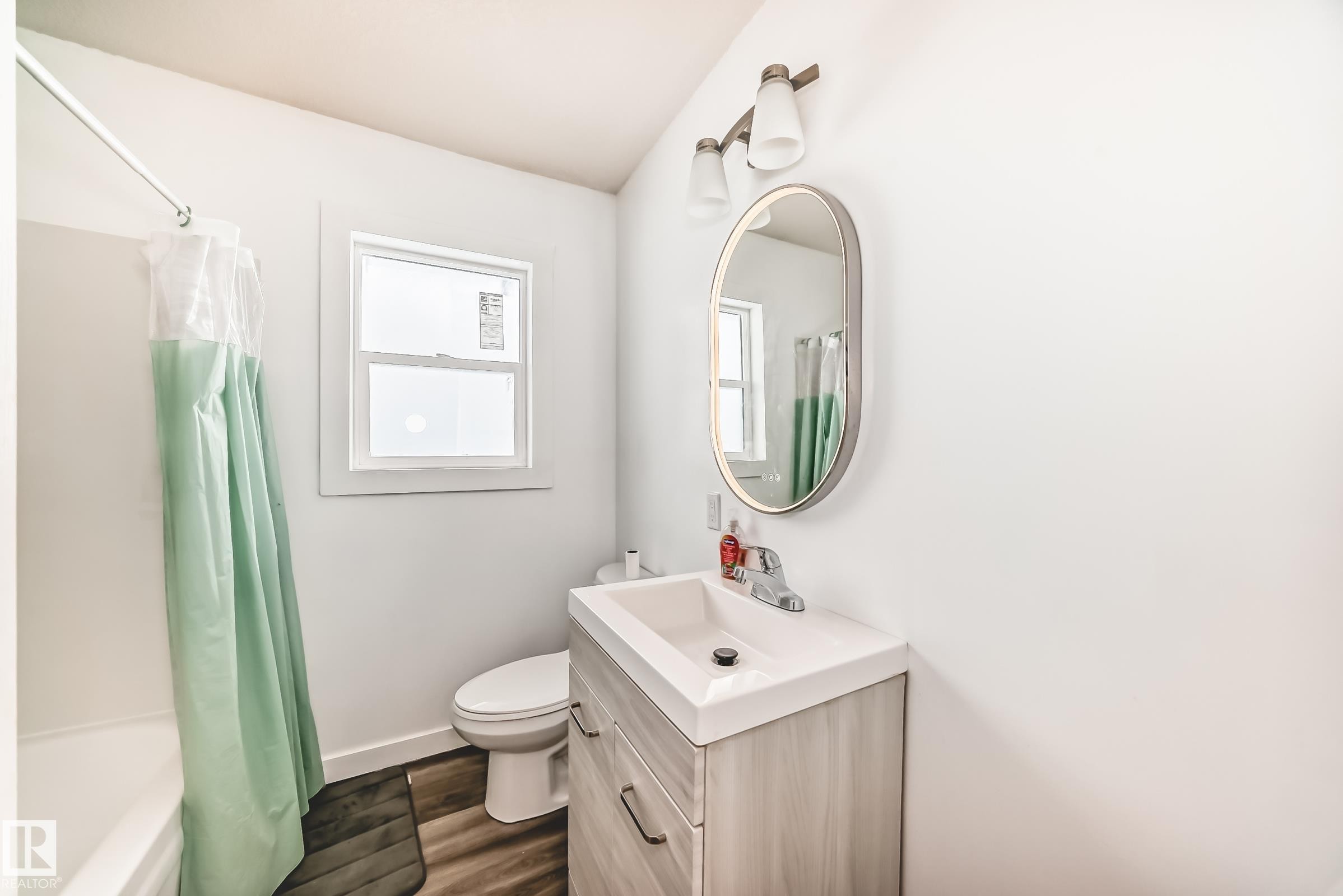 Edmonton, AB - Indoor Photo Showing Bathroom