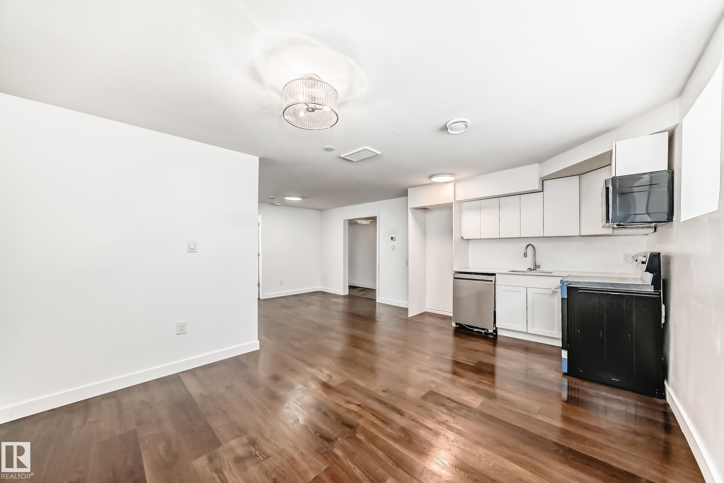 Edmonton, AB - Indoor Photo Showing Kitchen
