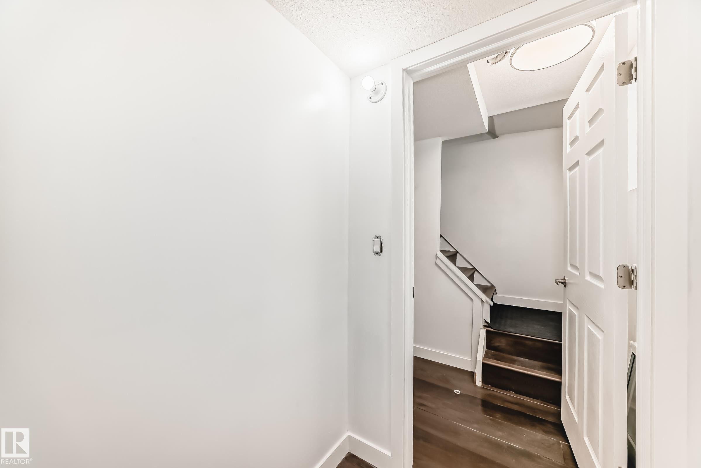 Edmonton, AB - Indoor Photo Showing Other Room