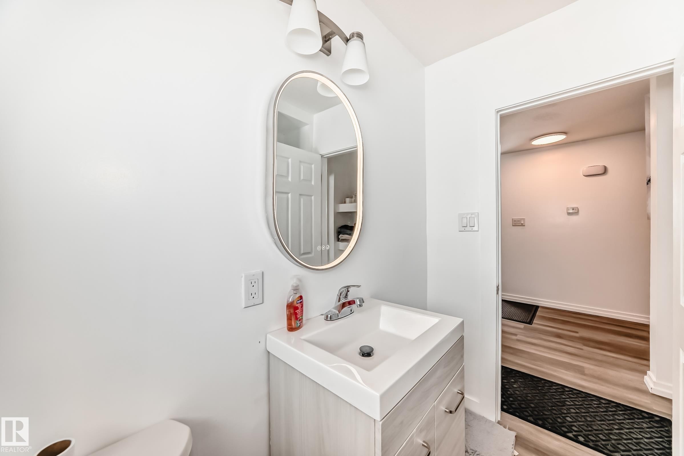 Edmonton, AB - Indoor Photo Showing Other Room