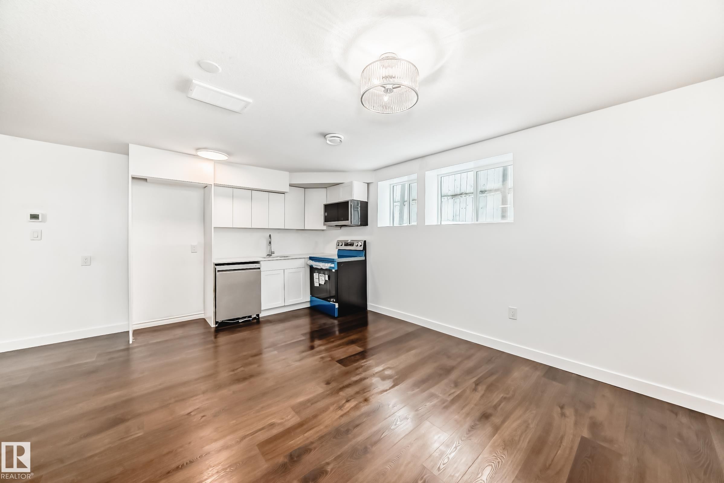 Edmonton, AB - Indoor Photo Showing Other Room