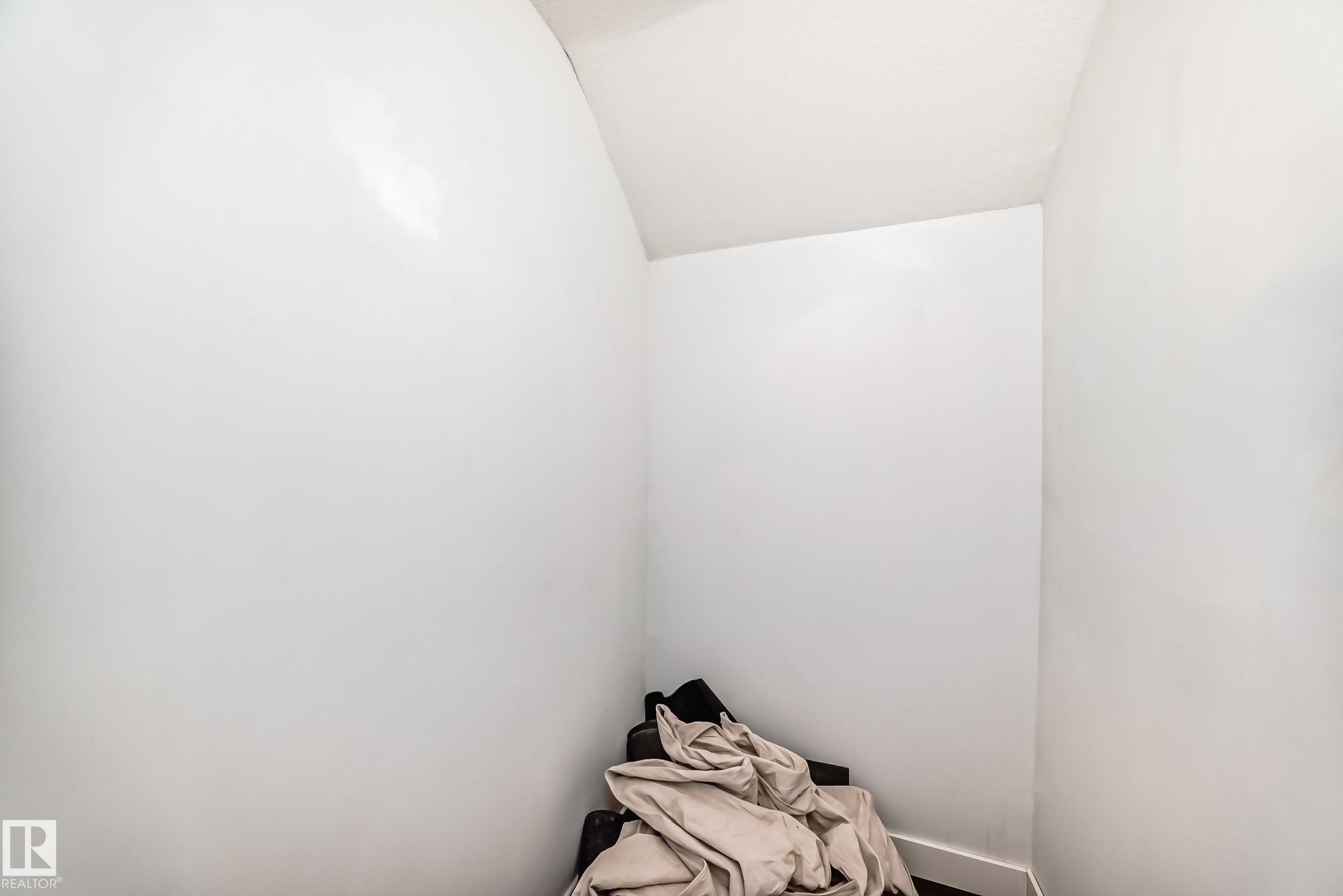 Edmonton, AB - Indoor Photo Showing Other Room